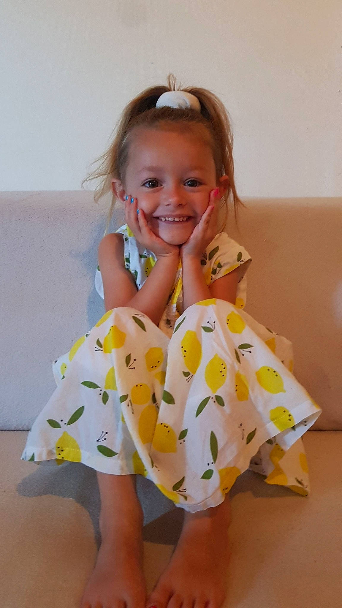 Milla a rejoint le concours — aidez-le/la à gagner de superbes lots ! baby, baby_toddler_clothing, child, dress, joy, pattern, person, play, smile, textile, toddler, yellow