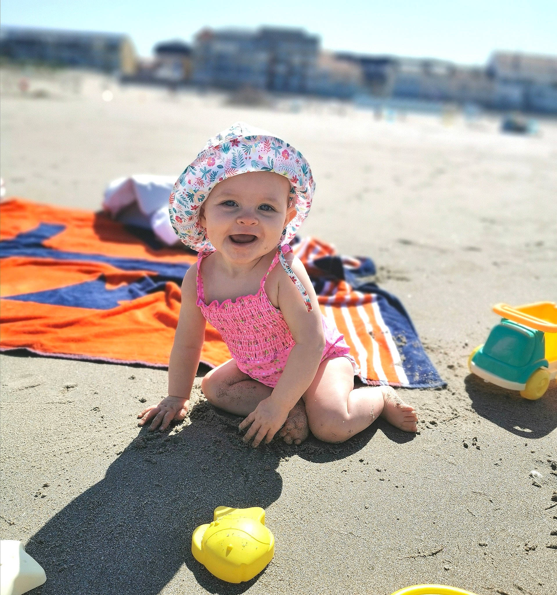 Lyla a rejoint le concours — aidez-le/la à gagner de superbes lots ! beach, body_of_water, child, fun, happy, headgear, headwear, joy, landscape, leisure, morning, people_on_beach, person, photograph, recreation, sand, shore, sky, summer, sunlight