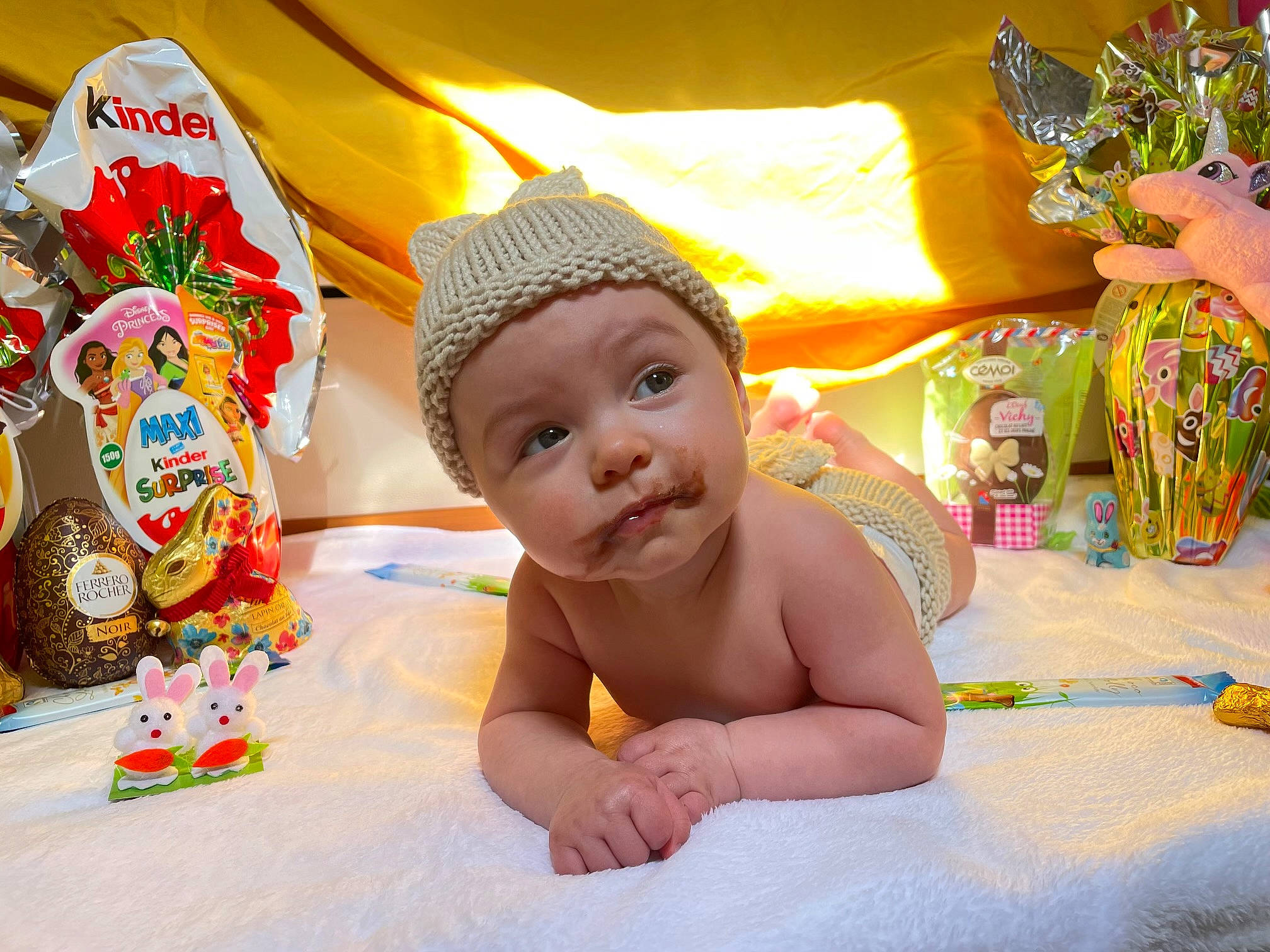 Céleste participe au concours pour gagner de l'argent avec cette photo : baby, baby_playing_with_toys, baby_products, beauty, cap, child, event, fashion_accessory, fun, happy, headwear, leisure, party, person, play, room, skin, smile, textile, toddler