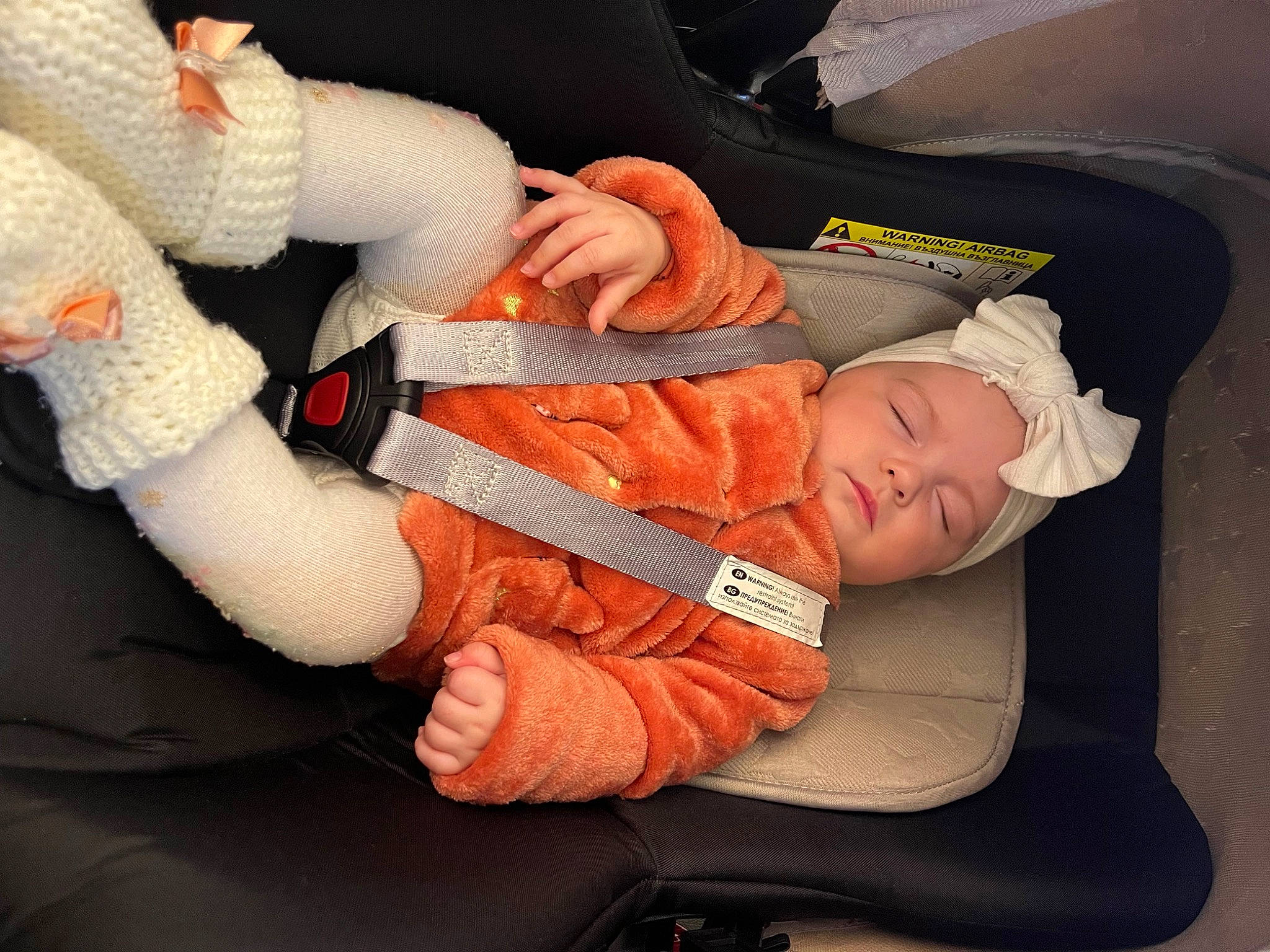 Céleste participe au concours pour gagner de l'argent avec cette photo : auto_part, baby, baby_carriage, baby_in_car_seat, baby_products, baby_safety, baby_sleeping, baby_toddler_clothing, car_seat, carmine, child, comfort, gesture, headwear, lap, nail, orange, person, product, thumb