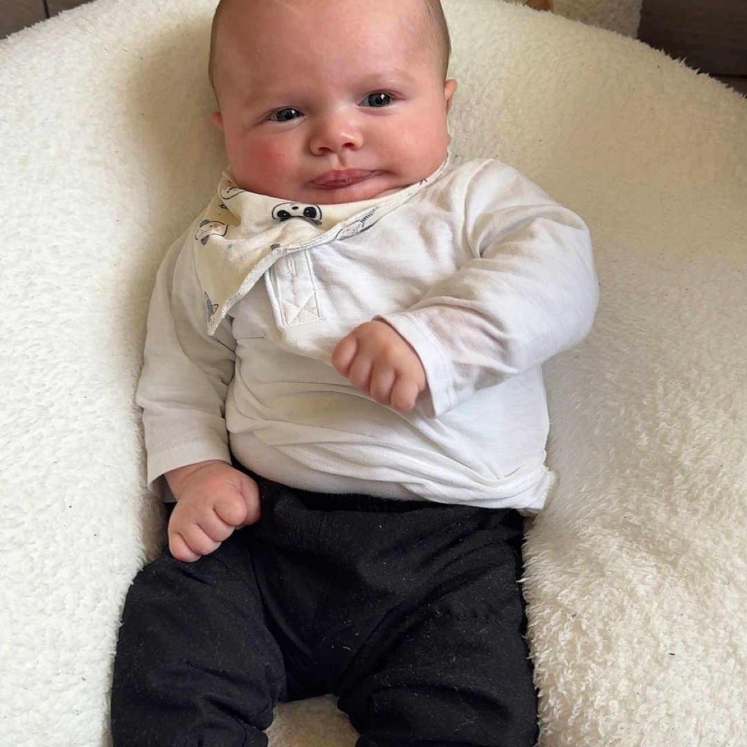 Mattéo participe au concours pour gagner de l'argent avec cette photo : baby, infant, child, cute, smiling, fluffy, cushion, bear, indoor, cozy, white_clothing, black_pants, footwearless, portrait, sitting, soft_texture, headwearless, panda_pattern, home, relaxed