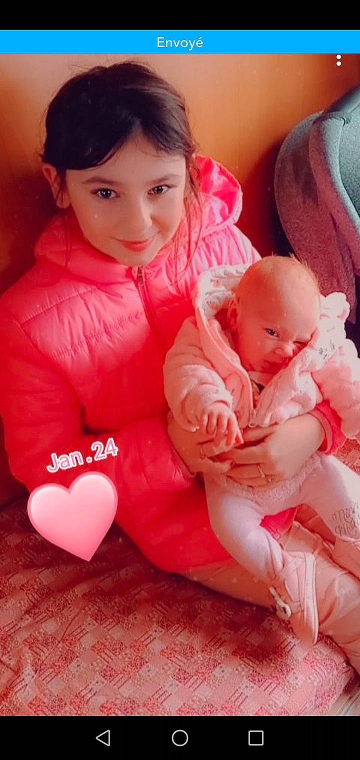 Ilona Mendy a rejoint le concours — aidez-le/la à gagner de superbes lots ! arm, baby_toddler_clothing, cheek, chin, comfort, eye, face, facial_expression, gesture, hairstyle, hand, happy, head, human_body, joy, leg, lip, mouth, person, pink