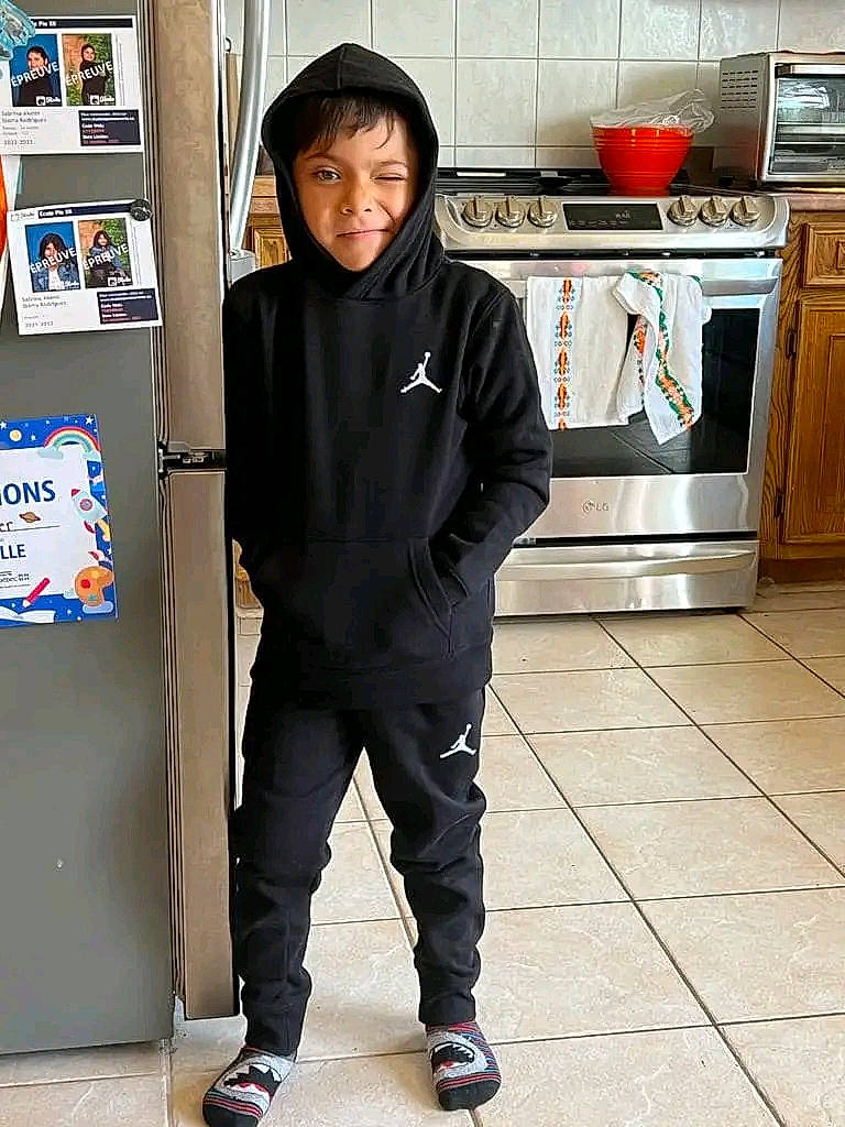 Dan a rejoint le concours — aidez-le/la à gagner de superbes lots ! active_pants, cabinetry, cap, cooking, cooktop, countertop, flooring, gas, gas_stove, home_appliance, kitchen, kitchen_appliance, kitchen_stove, person, shoe, sleeve, sneakers, sportswear, standing, stove