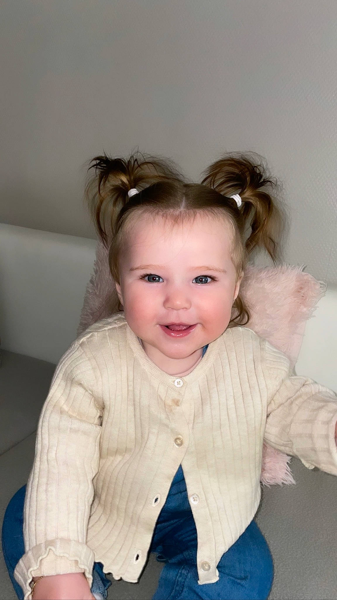 Ilyana participe au concours pour gagner de l'argent avec cette photo : baby_toddler_clothing, blond, cheek, child, ear, eyelash, face, fashion_accessory, flash_photography, fun, hair, happy, head, iris, lip, neck, person, skin, sleeve, smile