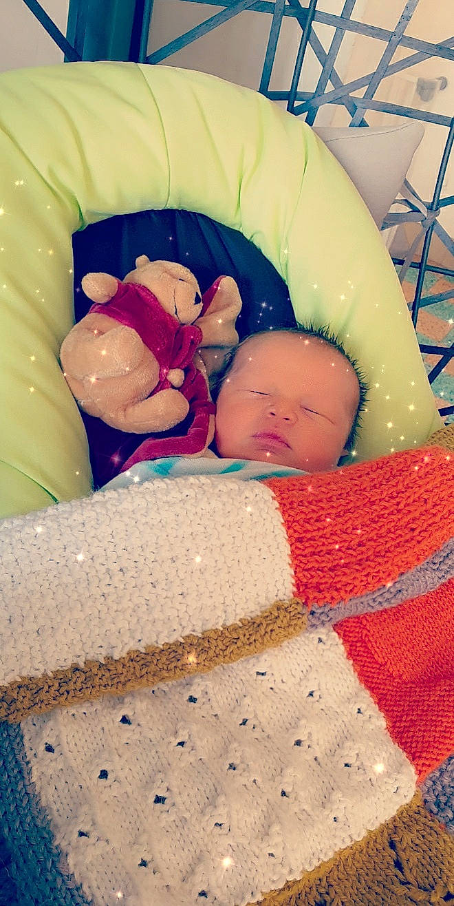 Aaron participe au concours pour gagner de l'argent avec cette photo : baby, birth, child, person, pink, sleep, toddler