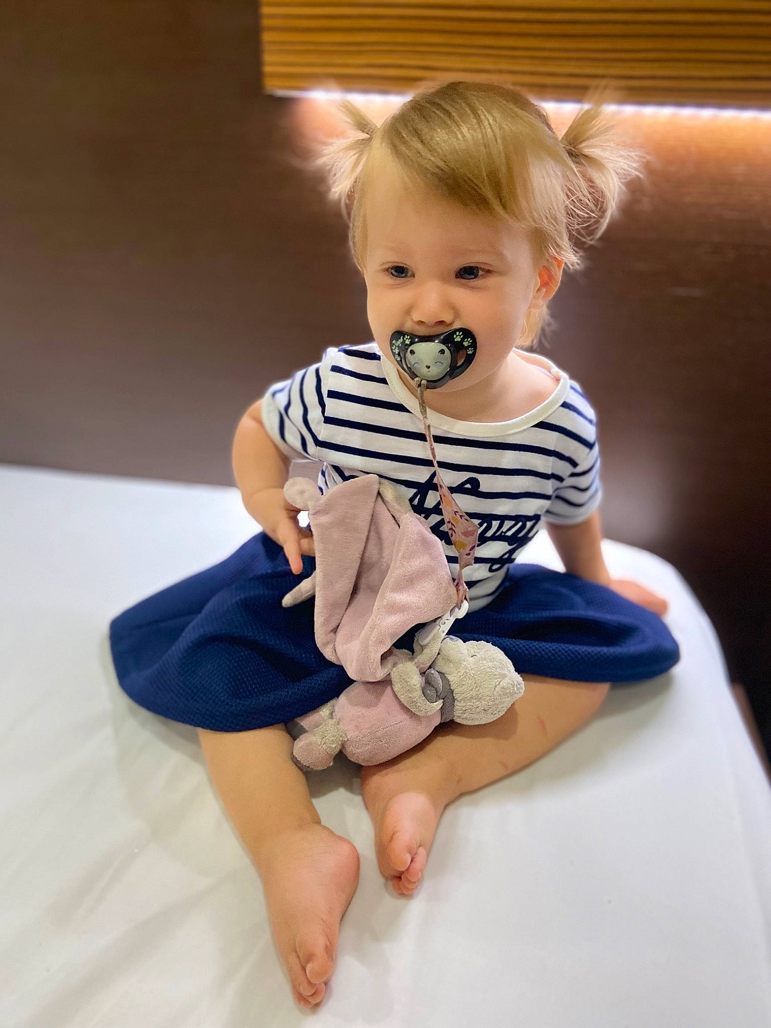 Alya participe au concours pour gagner de l'argent avec cette photo : baby, baby_toddler_clothing, barefoot, cheek, child, comfort, face, facial_expression, foot, fun, happy, human_leg, knee, person, sitting, skin, sleeve, smile, t_shirt, thigh
