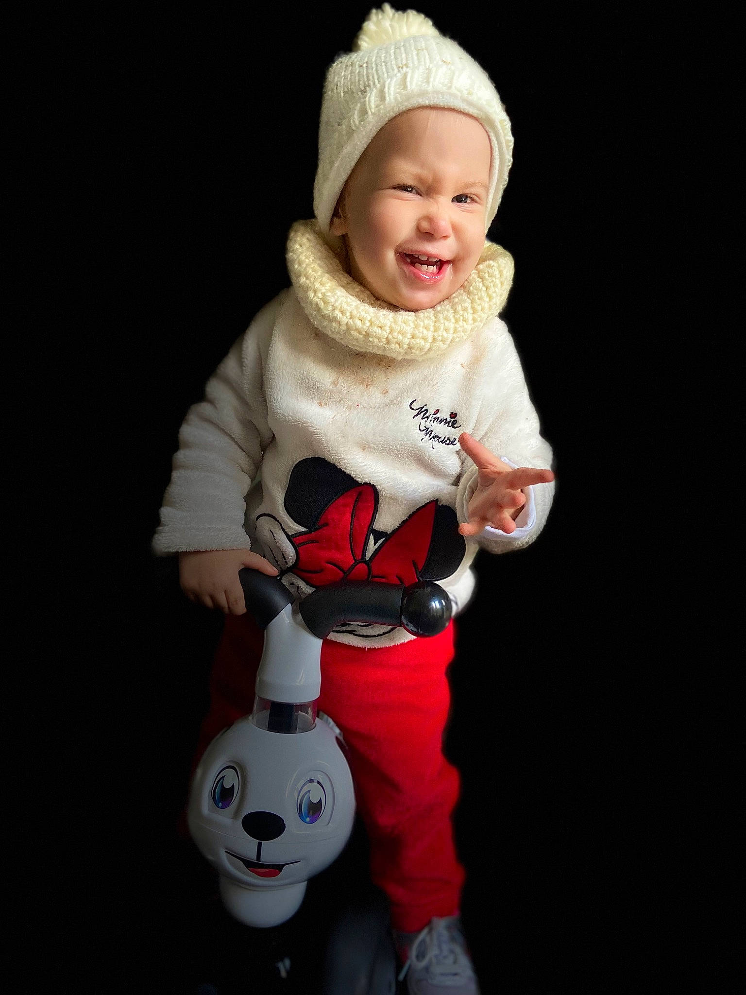 Alya participe au concours pour gagner de l'argent avec cette photo : baby, baby_products, baby_toddler_clothing, baby_toys, beanie, cap, carmine, cheek, child, facial_expression, fashion_accessory, fun, happy, headwear, person, portrait_photography, sitting, sleeve, smile, thumb