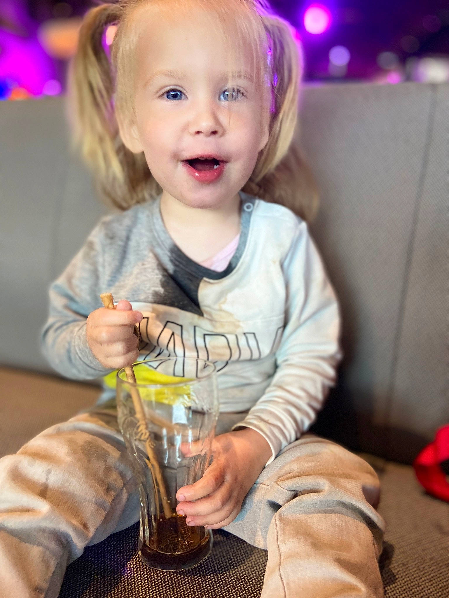 Alya participe au concours pour gagner de l'argent avec cette photo : baby, baby_toddler_clothing, blond, cheek, child, event, face, fun, hairstyle, happy, holiday, party, person, play, purple, sitting, skin, smile, snapshot, toddler