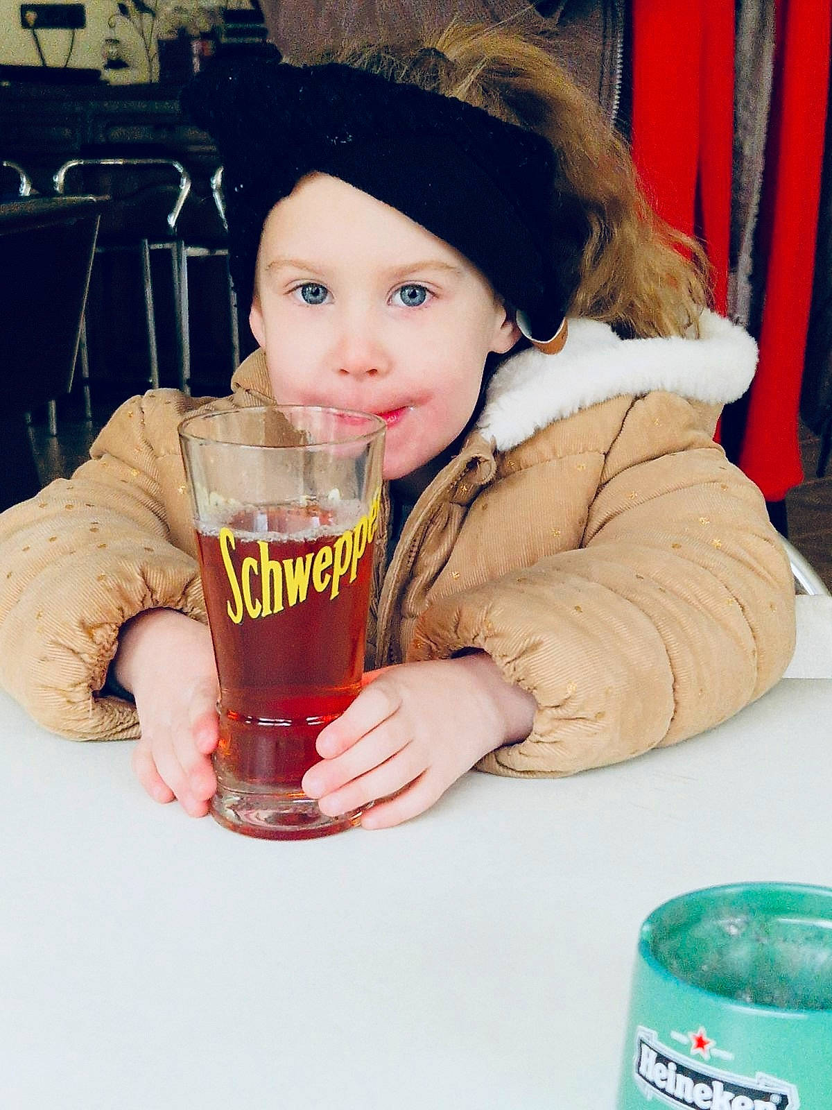 Alya participe au concours pour gagner de l'argent avec cette photo : alcoholic_beverage, aluminum_can, baseball_cap, beer, beer_glass, cap, child, curtain, drink, drinking, drinkware, fun, happy, headwear, lager, person, pint, pint_glass, smile, tin_can