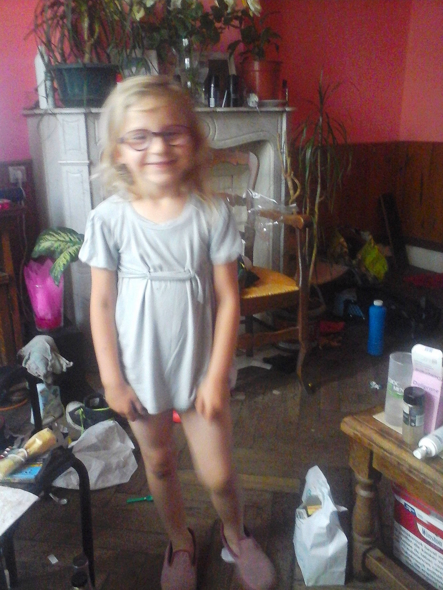 Coline participe au concours pour gagner de l'argent avec cette photo : child, dress, fun, girl, hair, human_hair_color, joy, leg, person, shoulder, standing, textile, toddler, trunk