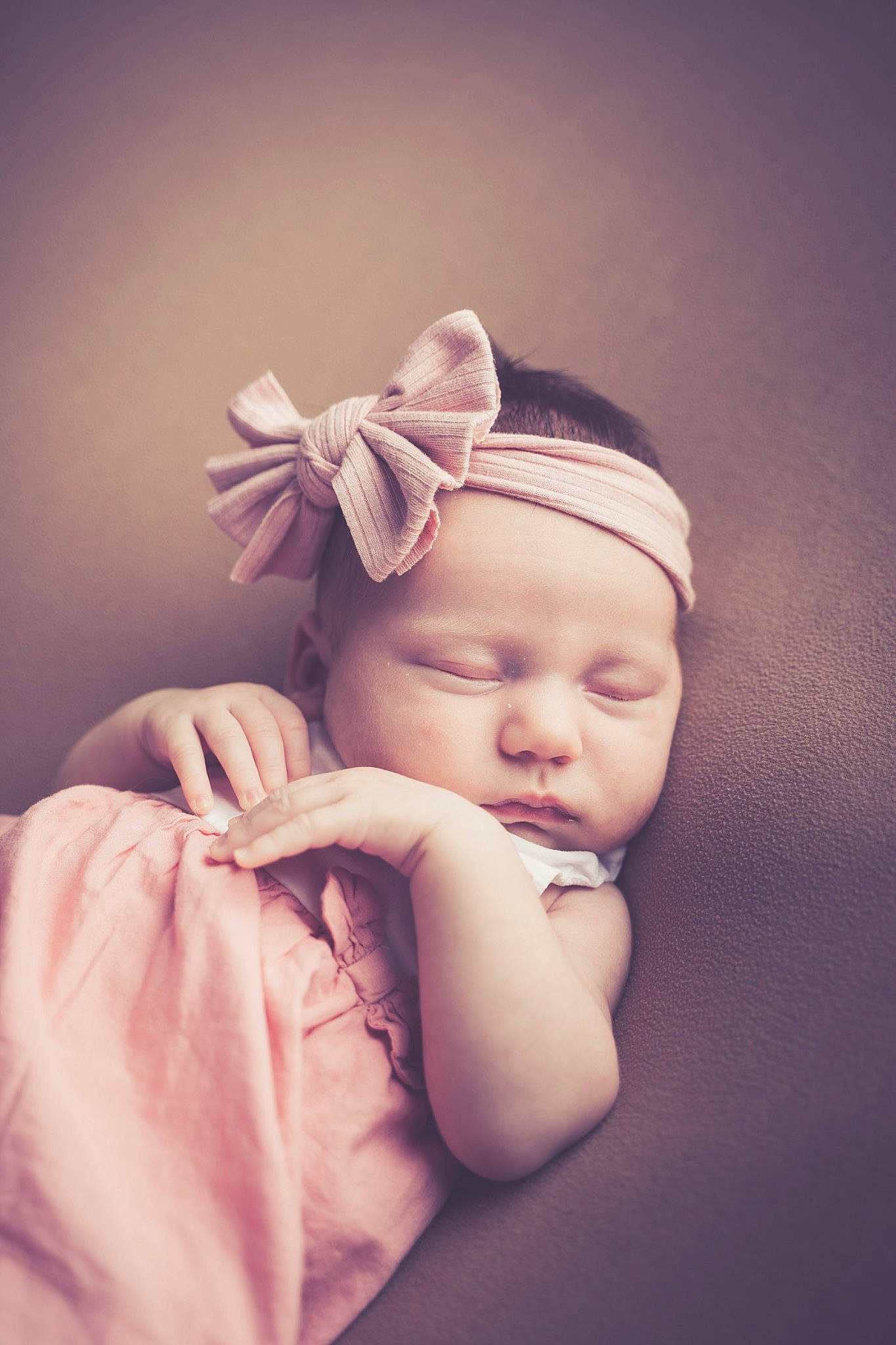 Aria participe au concours pour gagner de l'argent avec cette photo : baby, baby_sleeping, baby_toddler_clothing, cap, child, close_up, comfort, ear, eyelash, fashion_accessory, finger, flash_photography, grass, happy, headband, headgear, headpiece, lip, person, skin