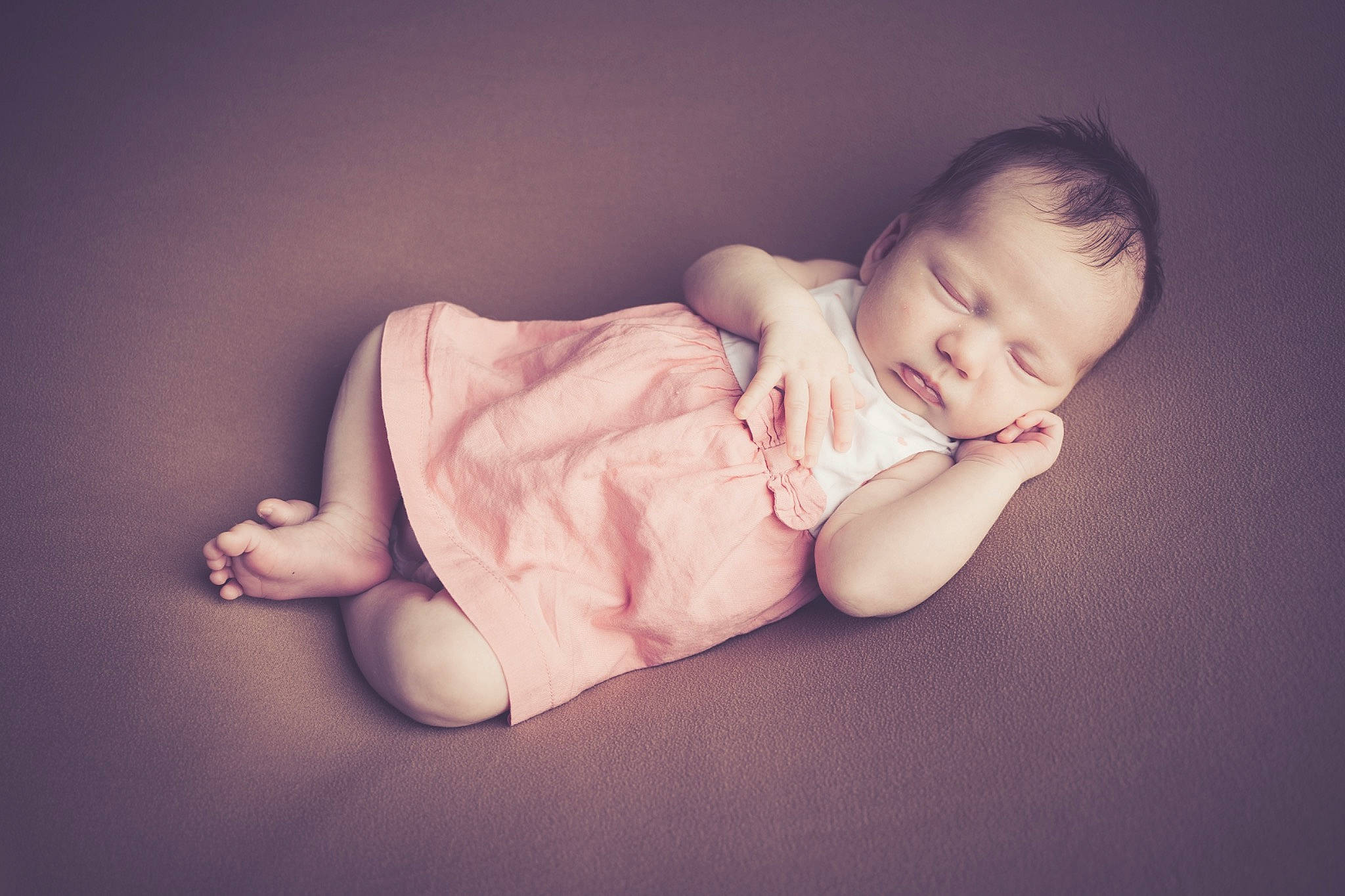 Aria a rejoint le concours — aidez-le/la à gagner de superbes lots ! baby, baby_toddler_clothing, cheek, child, comfort, darkness, flash_photography, flooring, foot, happy, human_leg, lip, monochrome, pattern, person, portrait_photography, sitting, skin, sleeve, toddler