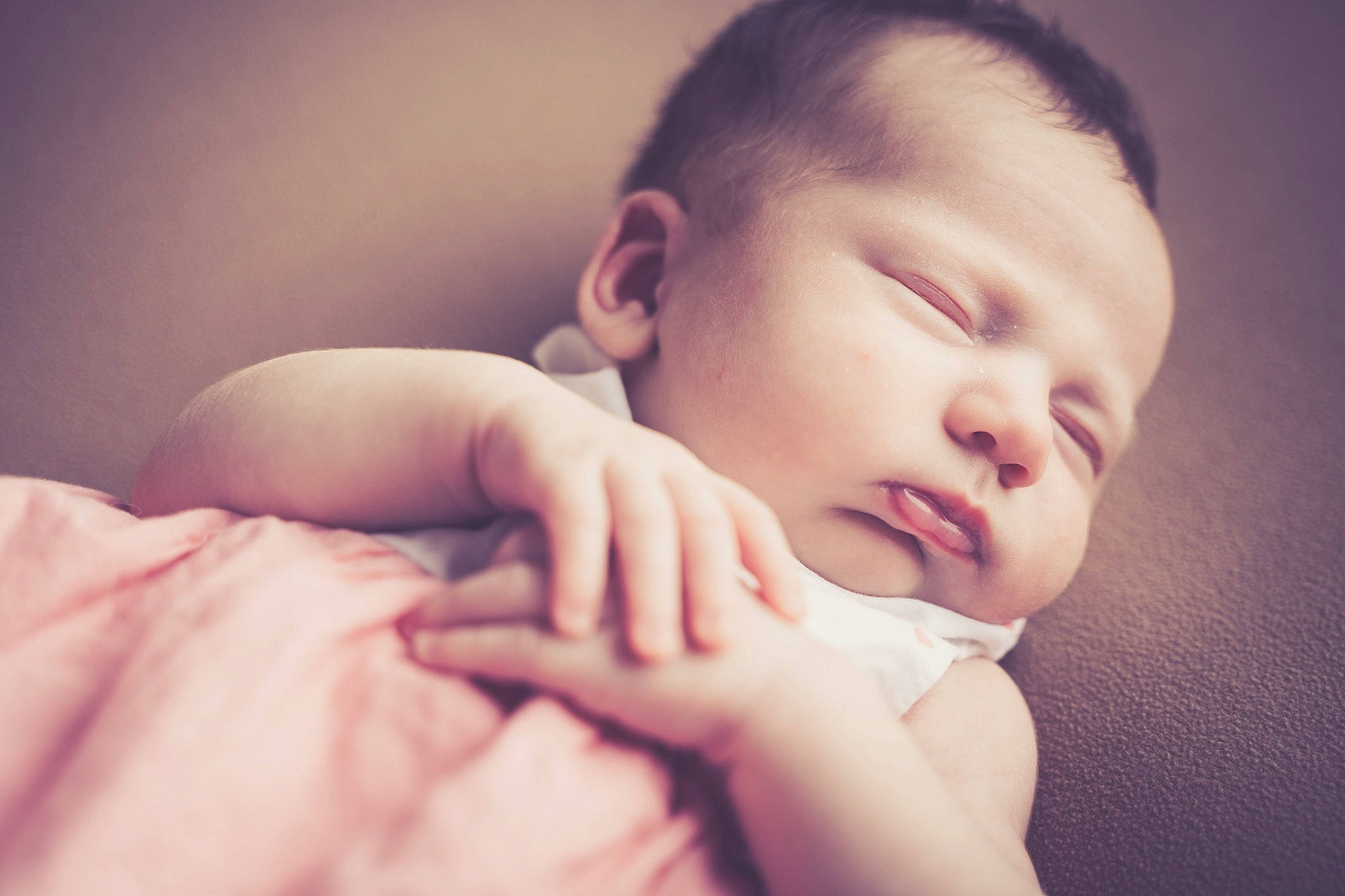 Aria a rejoint le concours — aidez-le/la à gagner de superbes lots ! baby, baby_sleeping, cheek, chin, comfort, ear, eye, eyebrow, face, finger, flash_photography, gesture, happy, head, iris, lip, mouth, nose, person, skin