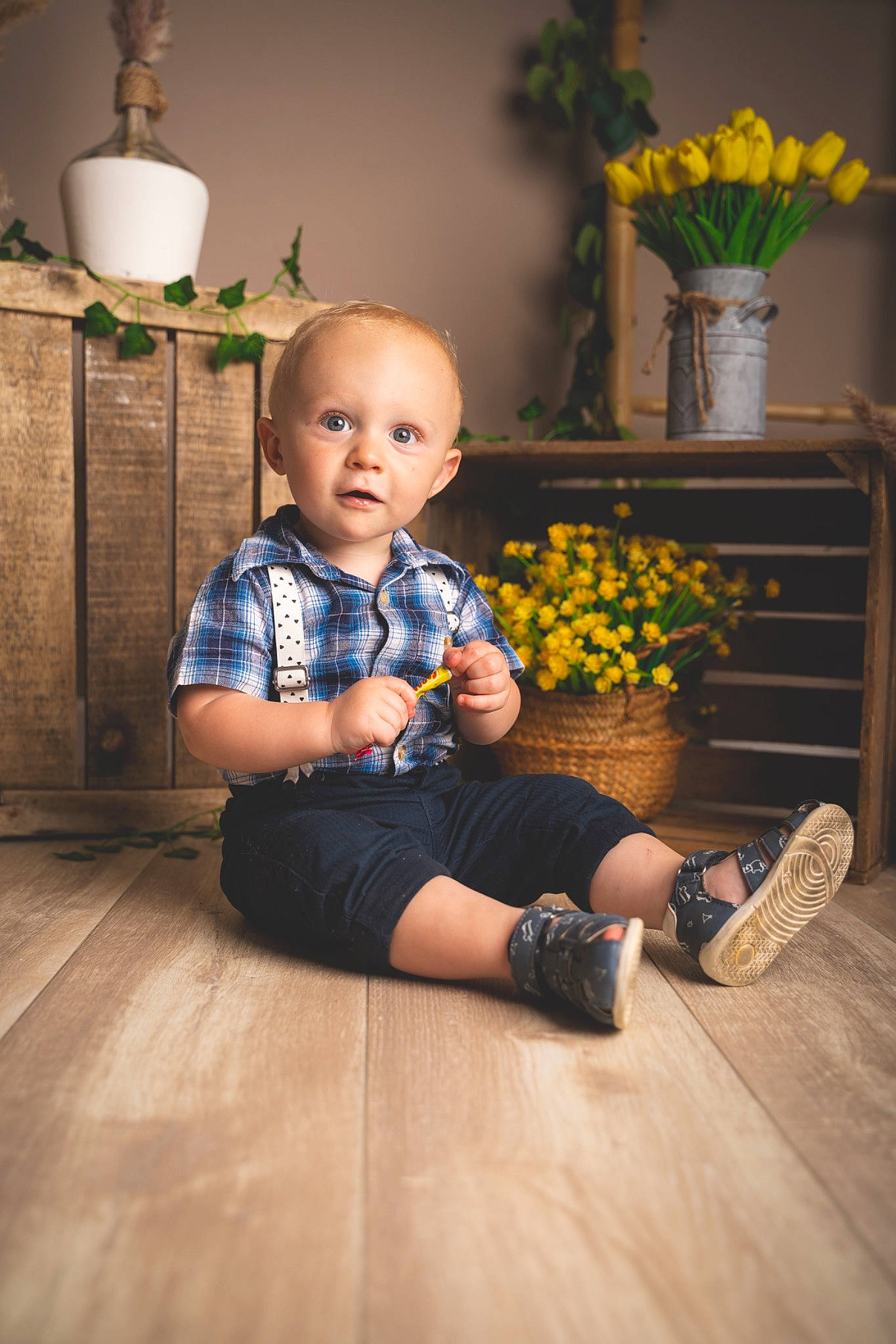 Naël a rejoint le concours — aidez-le/la à gagner de superbes lots ! baby, baby_toddler_clothing, black, child, flash_photography, floor, flooring, flower, flower_arranging, flowerpot, happy, hardwood, human_leg, laminate_flooring, person, plant, standing, surprise, t_shirt, toddler
