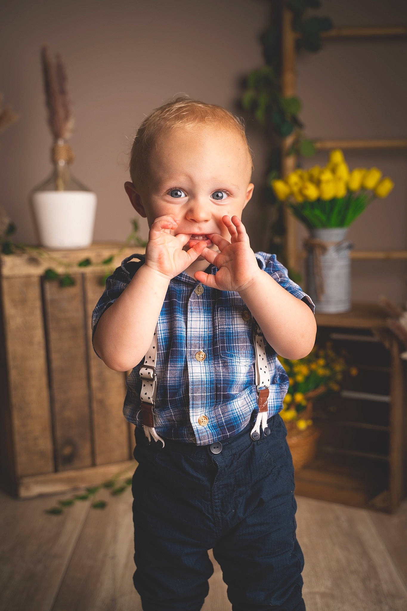 Naël participe au concours pour gagner de l'argent avec cette photo : baby, baby_toddler_clothing, child, face, facial_expression, flash_photography, flooring, gesture, hairstyle, happy, iris, person, plaid, plant, skin, sleeve, smile, standing, tartan, toddler