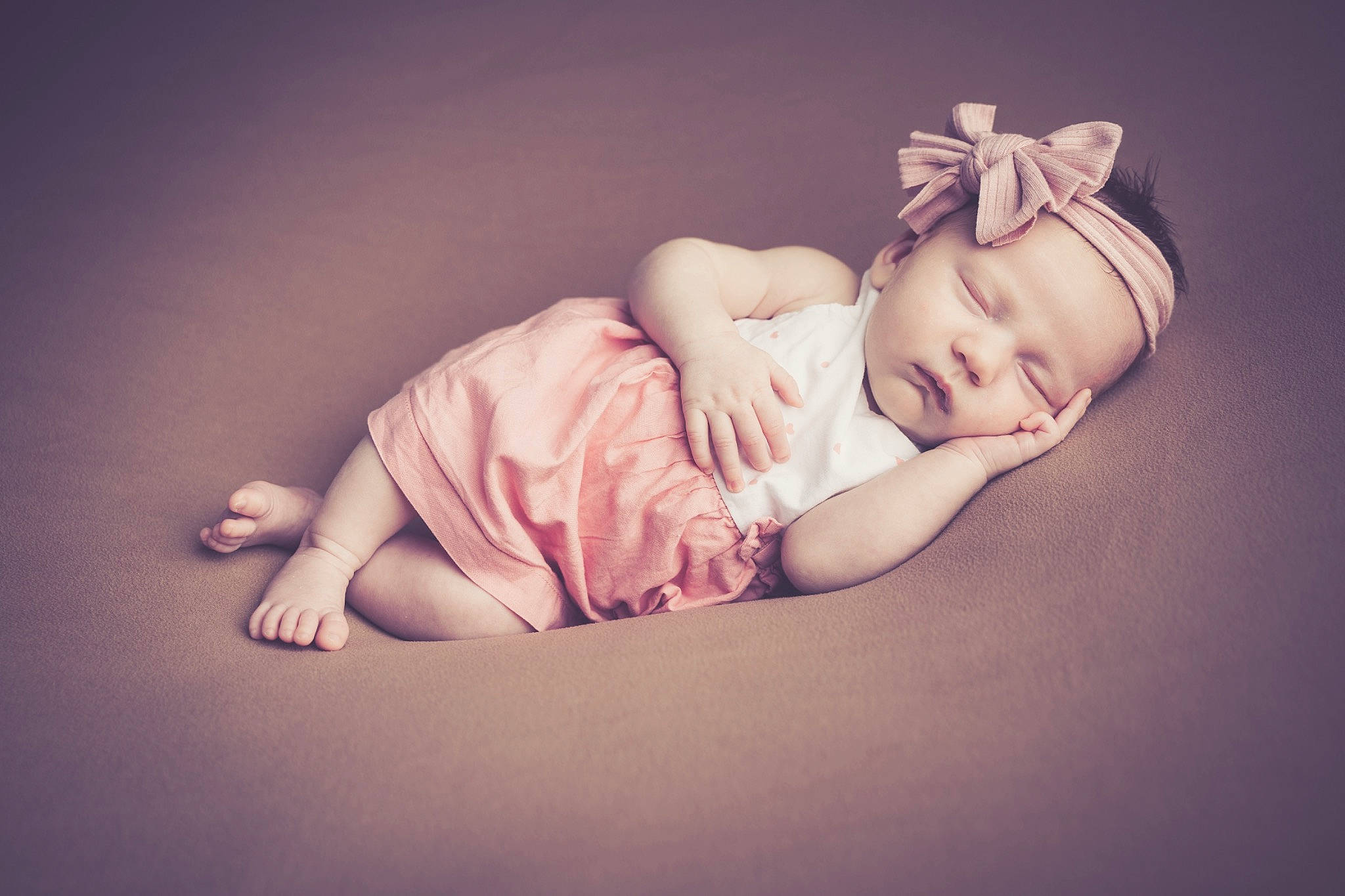 Aria a rejoint le concours — aidez-le/la à gagner de superbes lots ! arm, baby, baby_sleeping, baby_toddler_clothing, child, comfort, fashion_accessory, finger, flash_photography, flooring, hair_accessory, hand, happy, headpiece, human_leg, knee, linens, person, sitting, sleeve