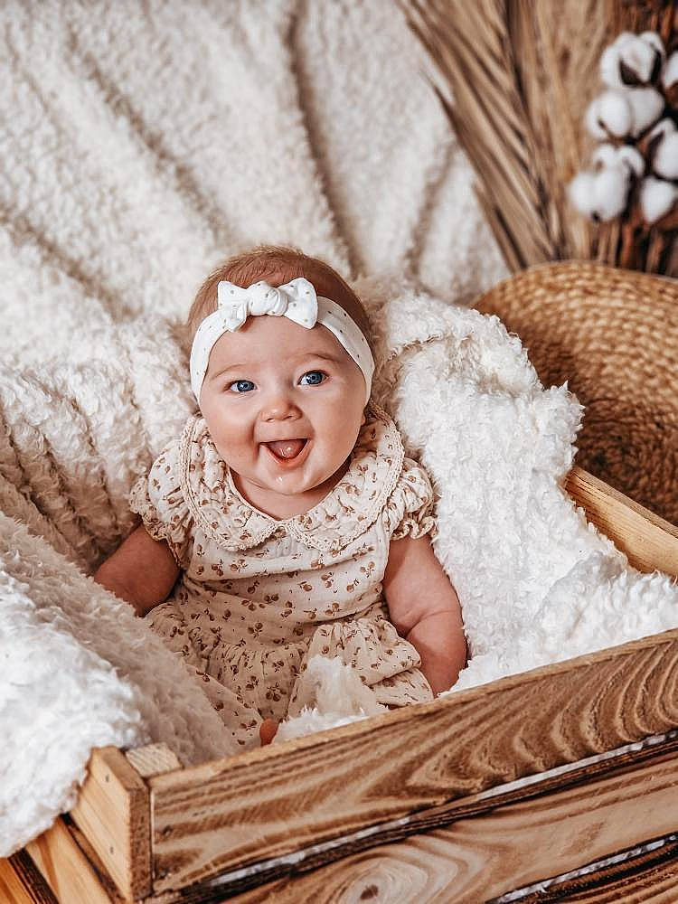 Salomé a rejoint le concours — aidez-le/la à gagner de superbes lots ! baby, baby_toddler_clothing, chair, child, comfort, couch, event, eye, flash_photography, furniture, grass, happy, head, headband, headpiece, headwear, iris, person, skin, smile