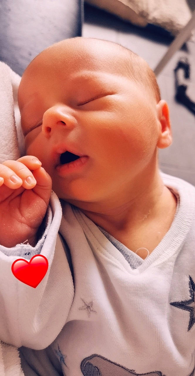 Milo participe au concours pour gagner de l'argent avec cette photo : baby, cheek, chin, comfort, ear, eyelash, finger, gesture, hand, happy, lip, mouth, muscle, neck, nose, organ, person, skin, smile, thumb
