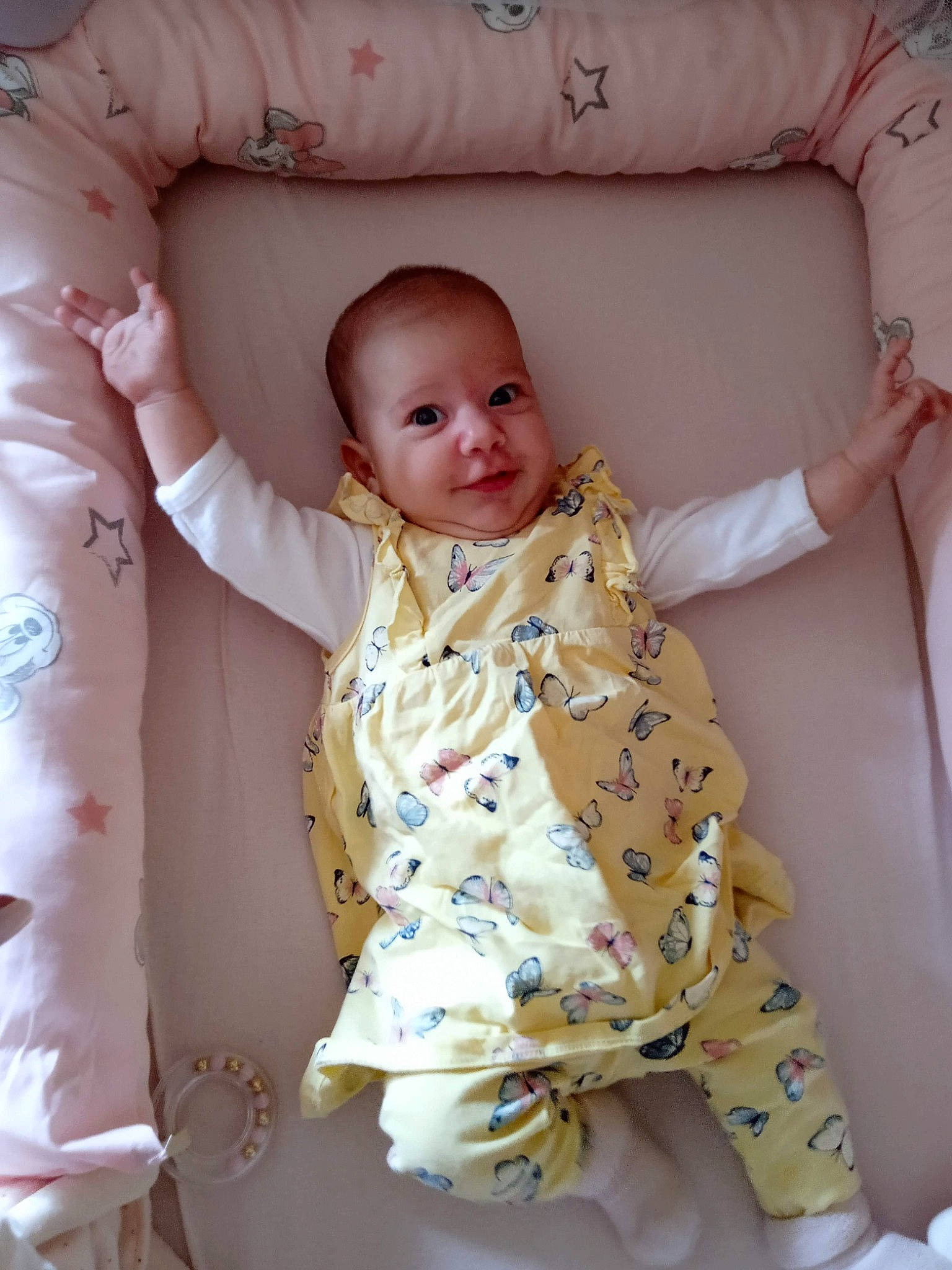 Méline participe au concours pour gagner de l'argent avec cette photo : baby, baby_products, baby_safety, baby_toddler_clothing, bedding, child, comfort, happy, linens, nightwear, pattern, peach, person, pink, room, sitting, skin, sleeve, textile, toddler