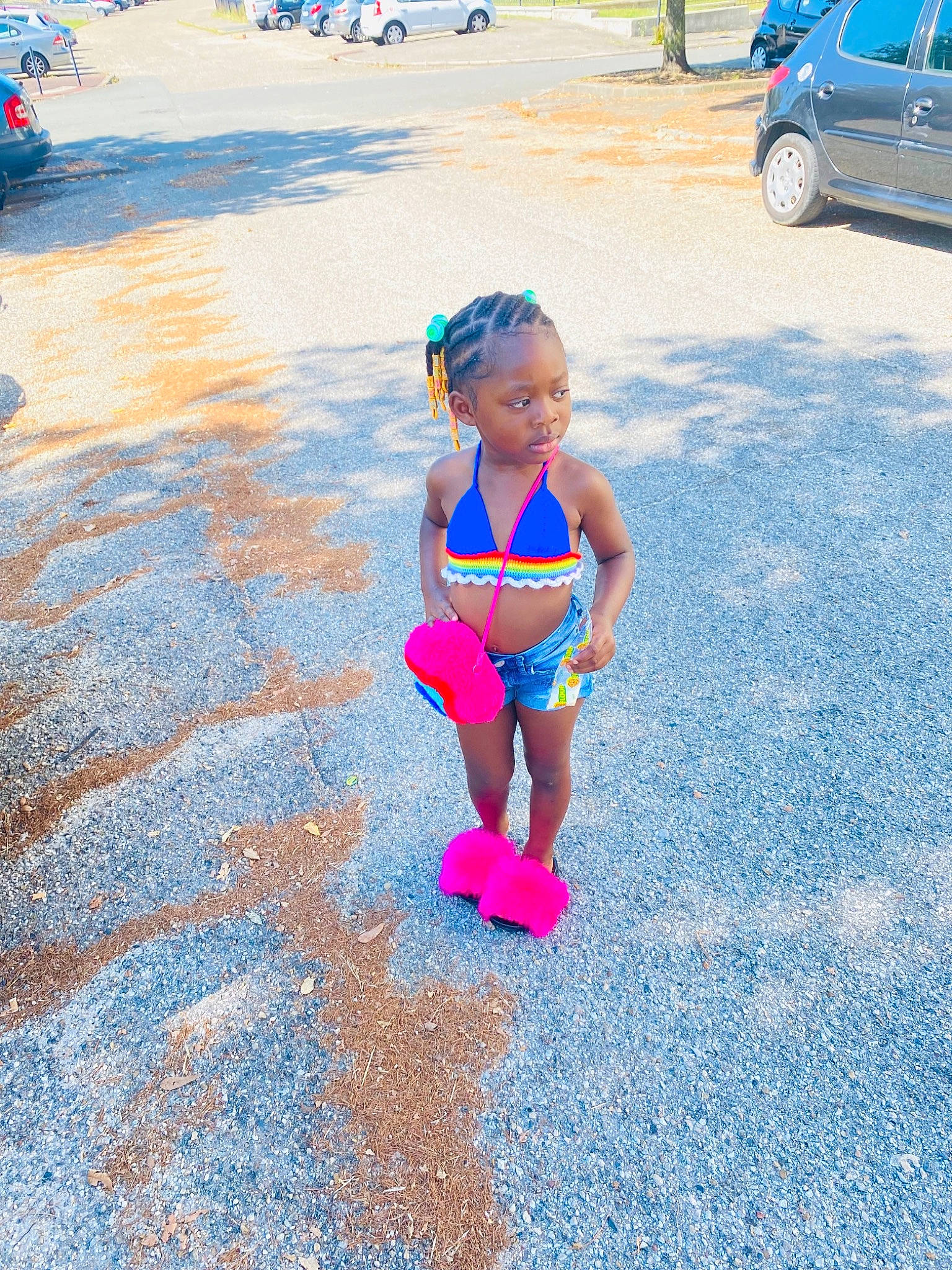 Keysea a rejoint le concours — aidez-le/la à gagner de superbes lots ! asphalt, body_of_water, car, city, electric_blue, fun, human_leg, leg, leisure, person, recreation, road, road_surface, shorts, sidewalk, summer, sunlight, tire, toddler, water