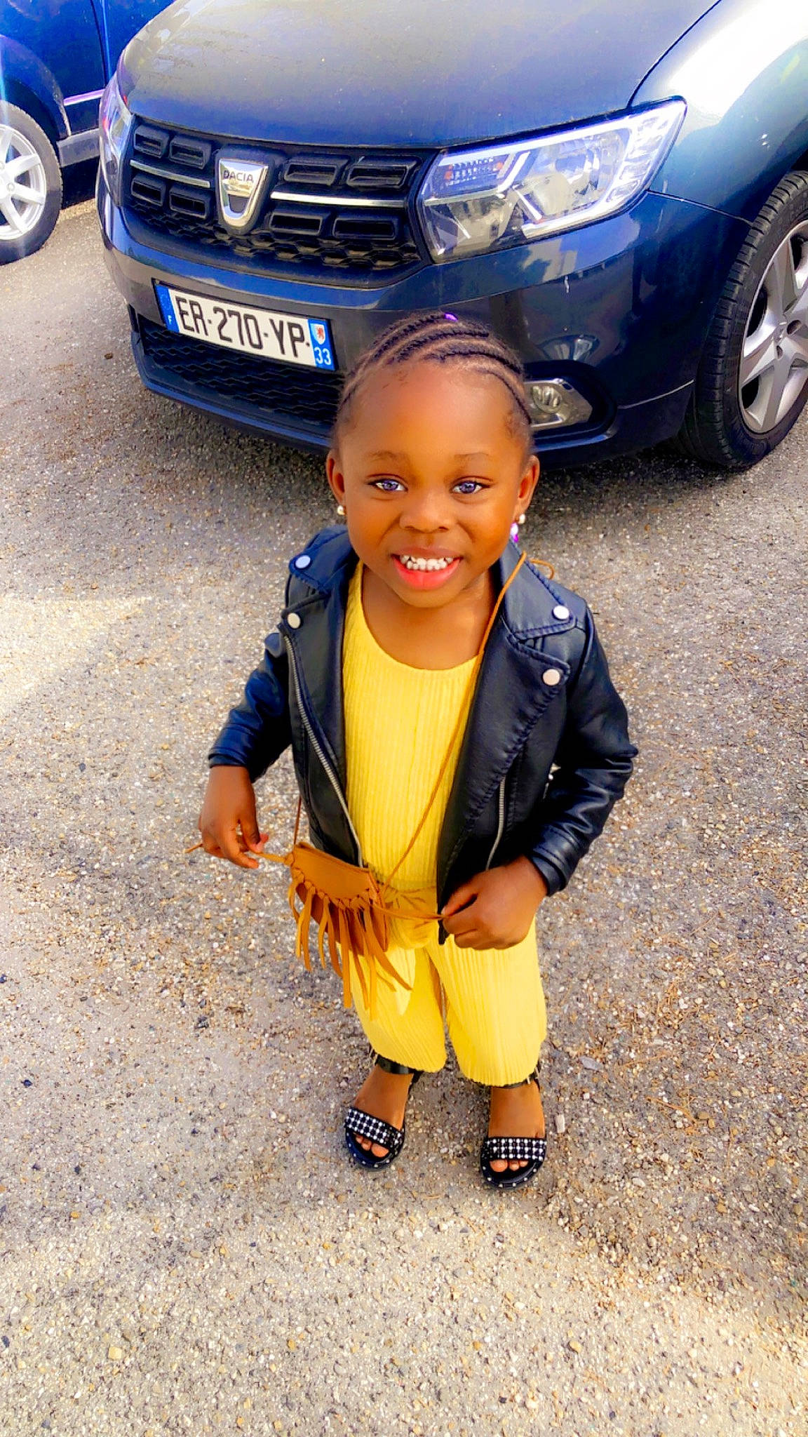 Keysea participe au concours pour gagner de l'argent avec cette photo : automotive_design, automotive_exterior, automotive_lighting, automotive_tire, black, bumper, car, fender, grille, headlamp, hood, joy, motor_vehicle, person, photograph, smile, tire, toddler, vehicle, vehicle_registration_plate