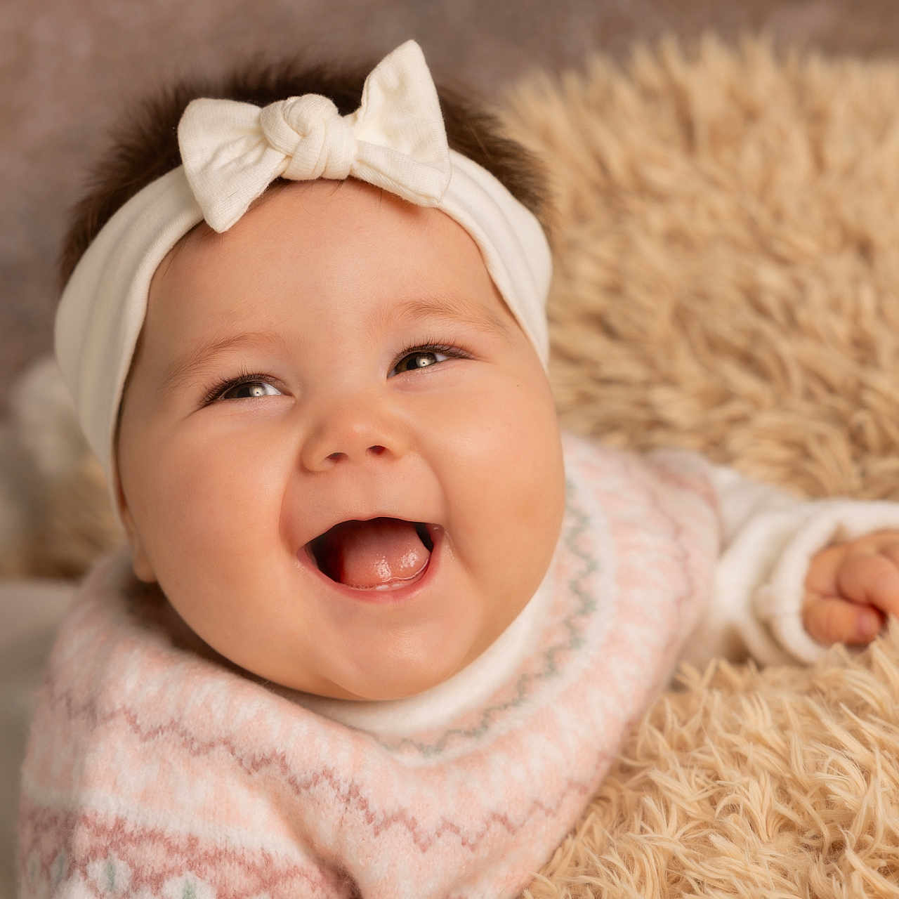 Joy participe au concours pour gagner de l'argent avec cette photo : accessories, baby, babylaughing, bonnet, clothing, face, happy, hat, head, headband, laughing, newborn, person, photography, portrait, smile