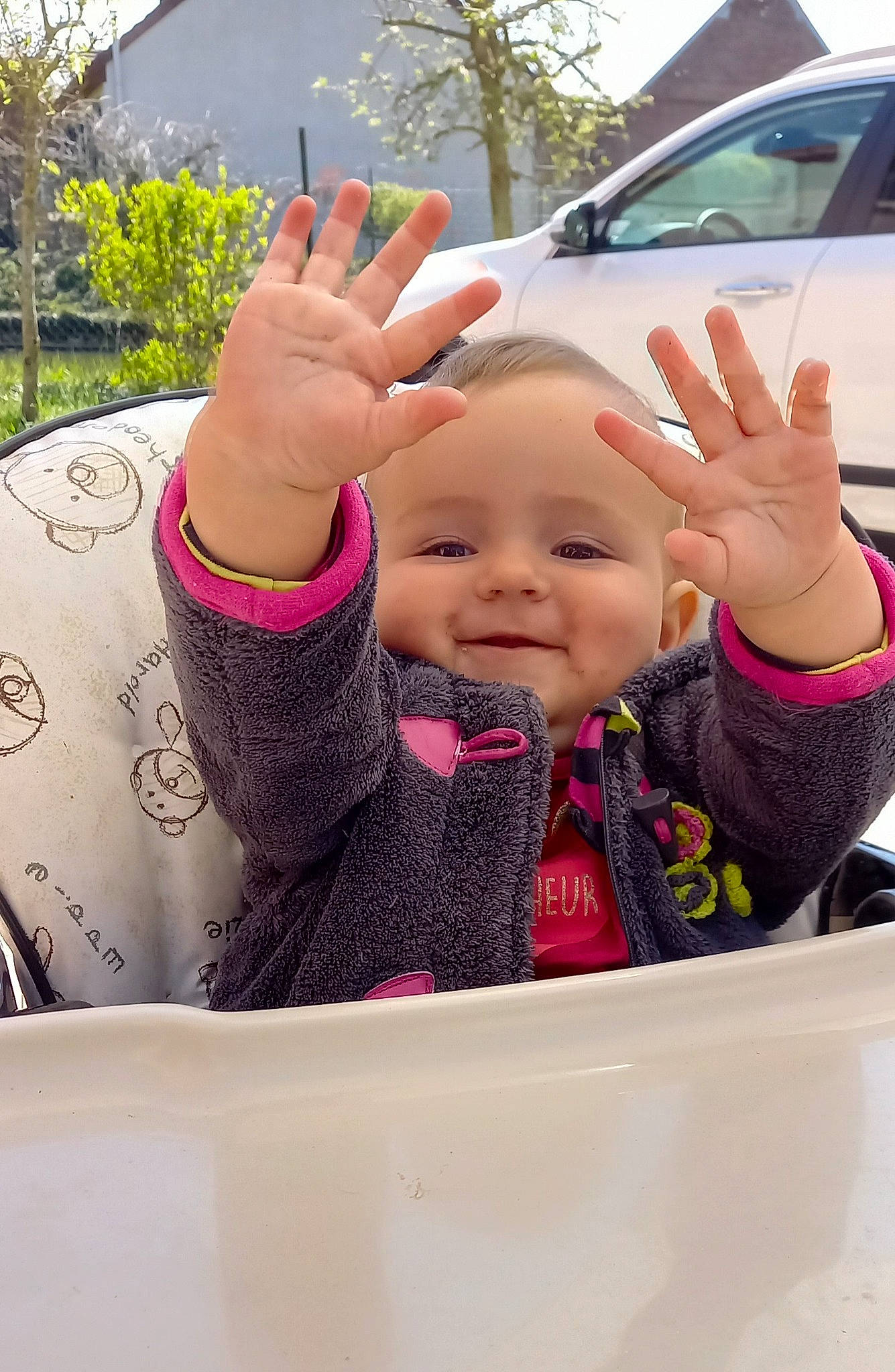 Enalya a rejoint le concours — aidez-le/la à gagner de superbes lots ! baby, baby_toddler_clothing, car, finger, gesture, hand, happy, joy, leisure, person, pink, plant, product, skin, sleeve, smile, thumb, toddler, travel, tree
