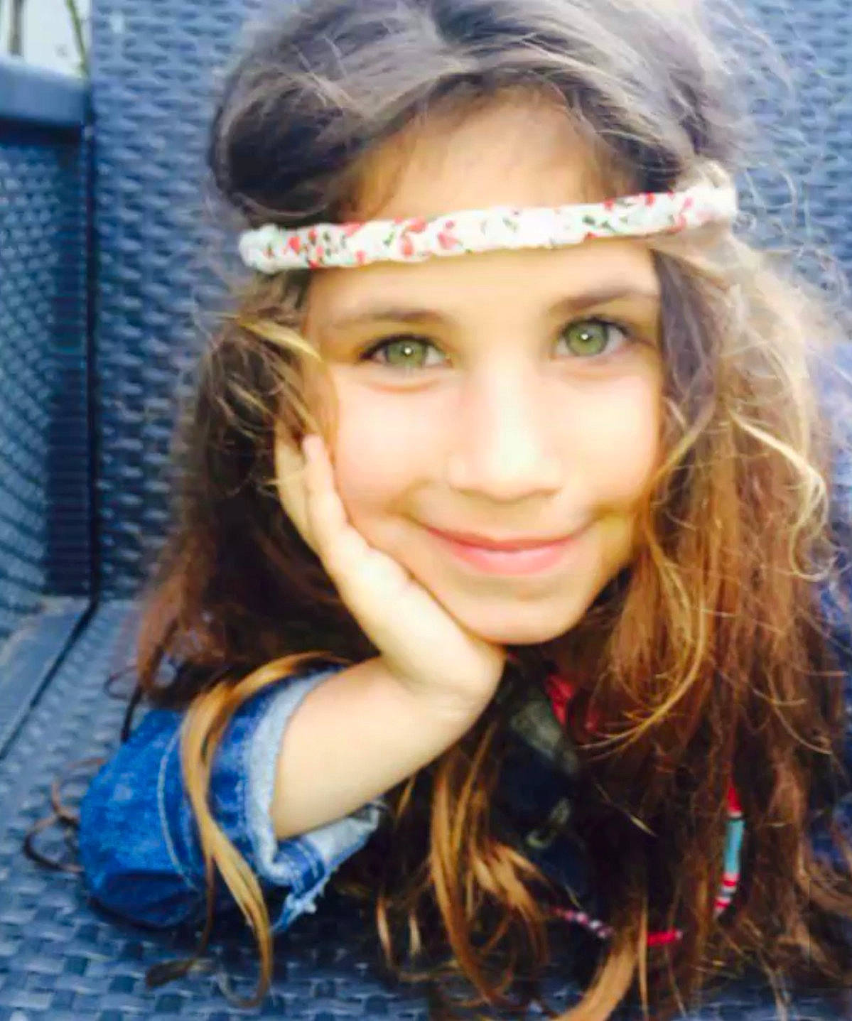 Coralie participe au concours pour gagner de l'argent avec cette photo : bangs, brown_hair, cheek, child_model, cool, eyebrow, fashion_accessory, feathered_hair, forehead, girl, hair_accessory, hair_coloring, hairstyle, headband, headgear, headpiece, joy, long_hair, person, smile