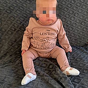 Shelly a rejoint le concours — aidez-le/la à gagner de superbes lots ! baby, blanket, casual, child, clothing, comfortable, cute, indoor, infant, lion_king, long_sleeve, pants, person, pink, portrait, sitting, socks, sofa, soft, young