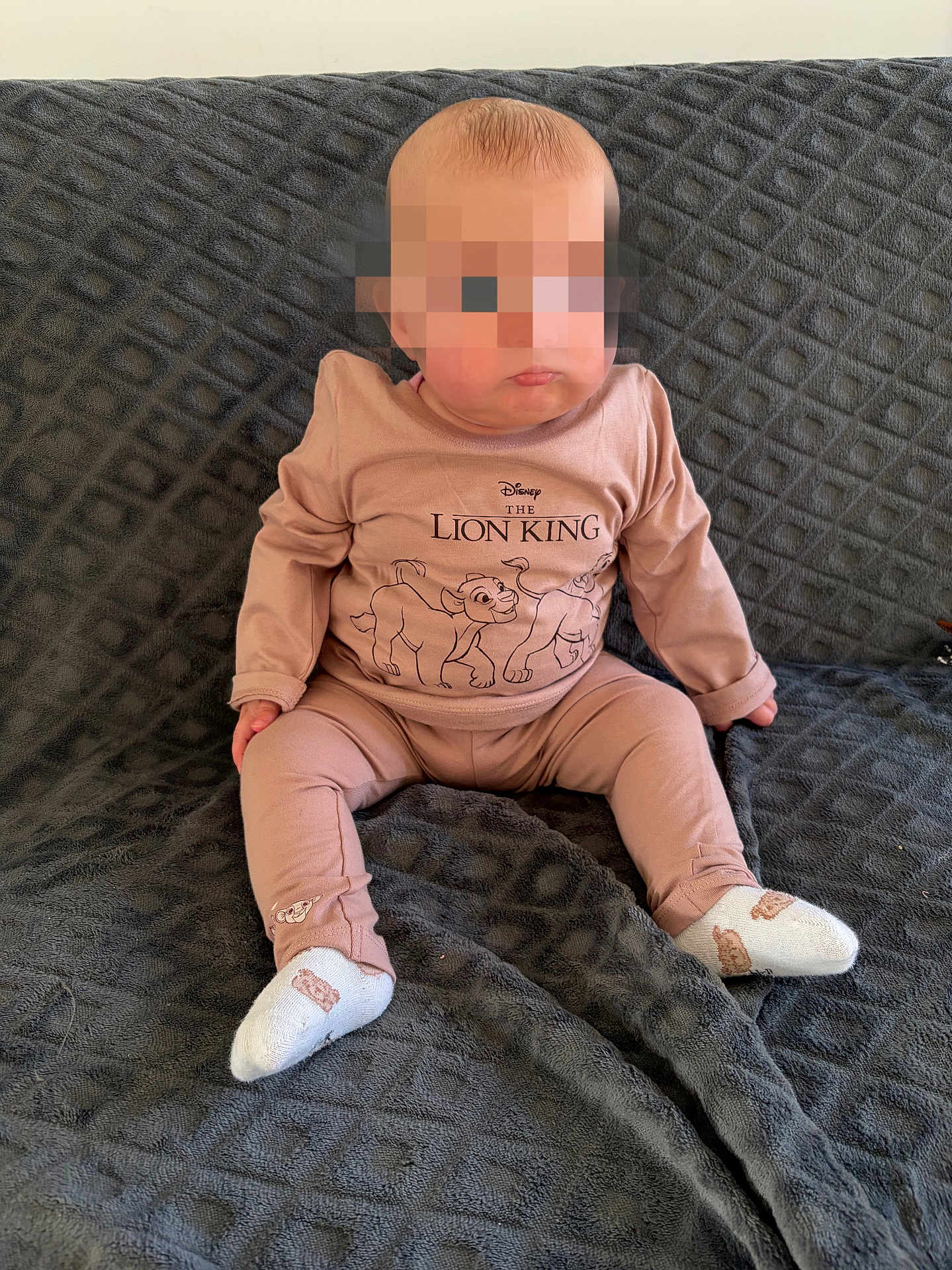 Shelly a rejoint le concours — aidez-le/la à gagner de superbes lots ! baby, blanket, casual, child, clothing, comfortable, cute, indoor, infant, lion_king, long_sleeve, pants, person, pink, portrait, sitting, socks, sofa, soft, young