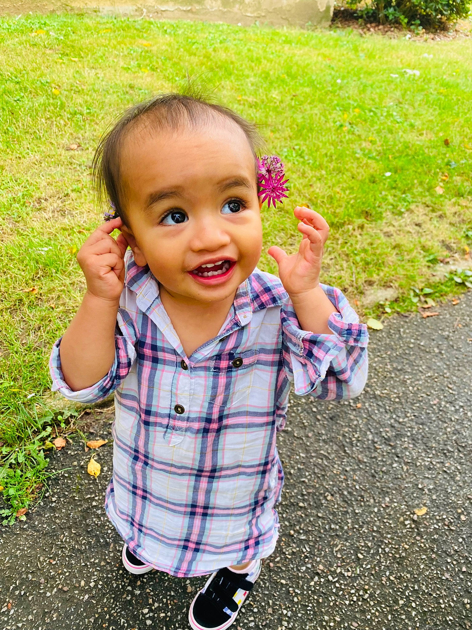 Hilaria a rejoint le concours — aidez-le/la à gagner de superbes lots ! baby, baby_toddler_clothing, chin, cool, finger, fun, gesture, grass, hairstyle, hand, happy, leisure, lip, morning, nose, people_in_nature, person, plant, smile, thumb