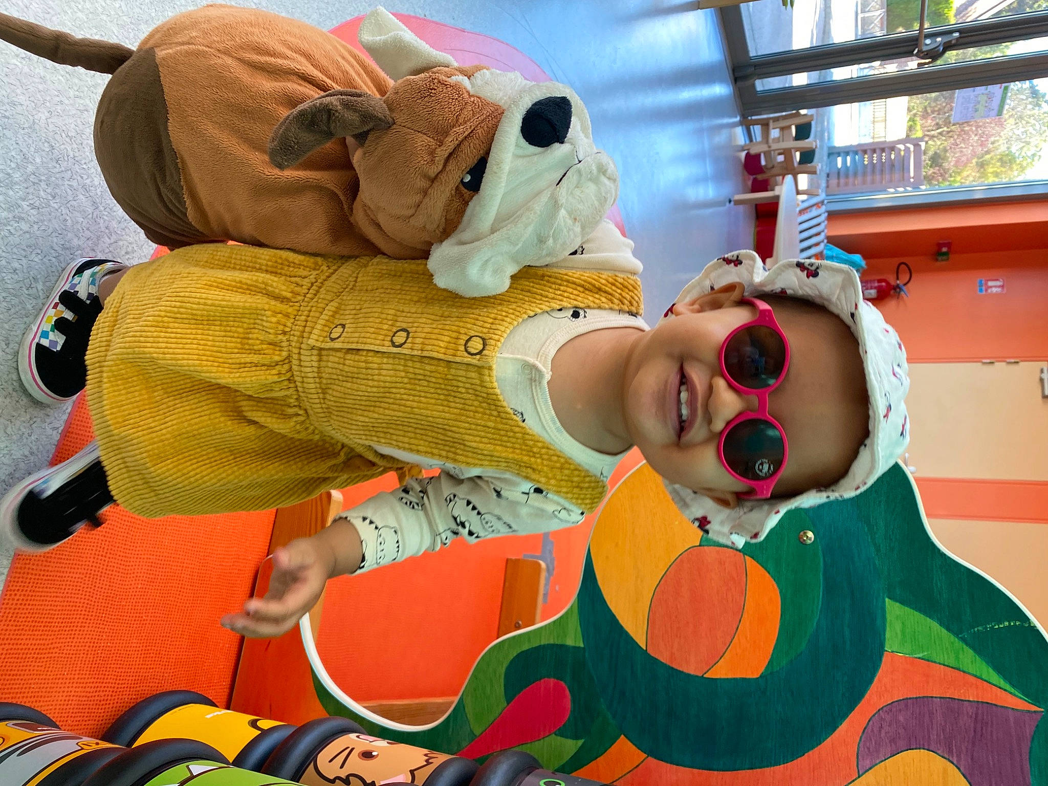 Hilaria a rejoint le concours — aidez-le/la à gagner de superbes lots ! animation, art, baby, child, cool, eyewear, fictional_character, fun, goggles, happy, hat, joy, leisure, mouth, person, play, room, snapshot, stuffed_toy, sunglasses