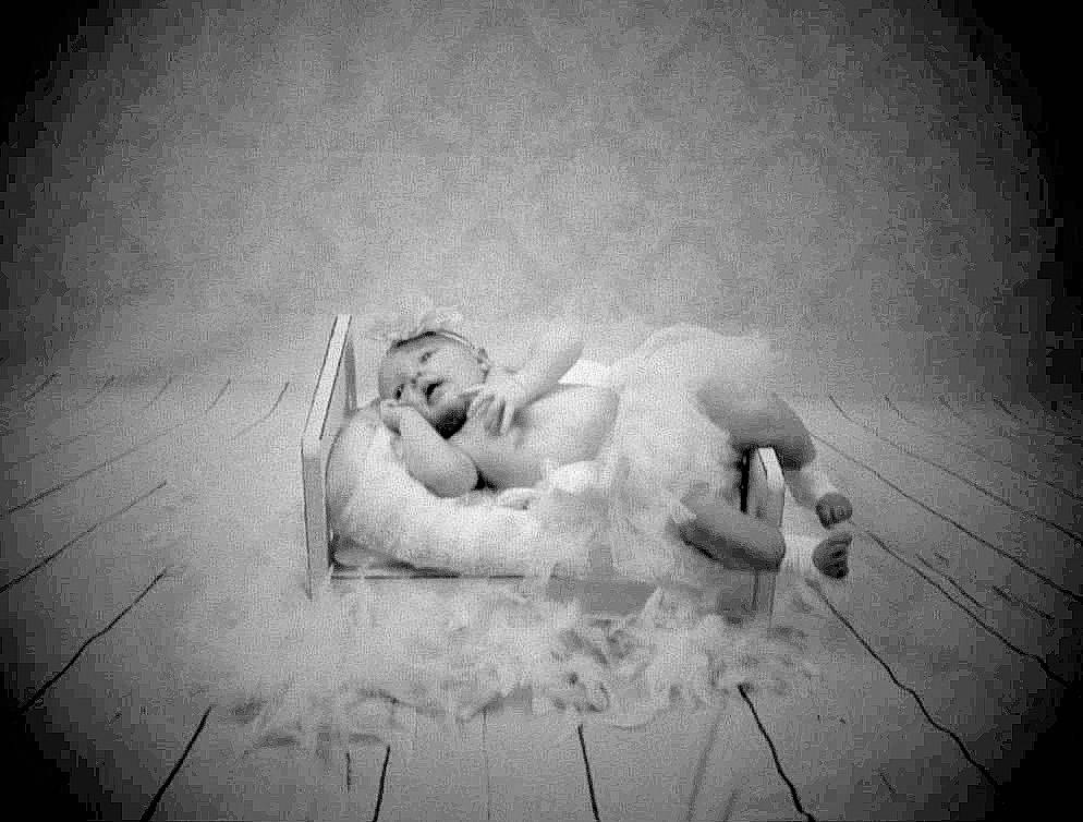 Mïa participe au concours pour gagner de l'argent avec cette photo : art, black_and_white, chest, cloud, comfort, darkness, flash_photography, gesture, human_leg, monochrome, monochrome_photography, painting, person, sculpture, sitting, sky, stock_photography, style, tints_and_shades, visual_arts