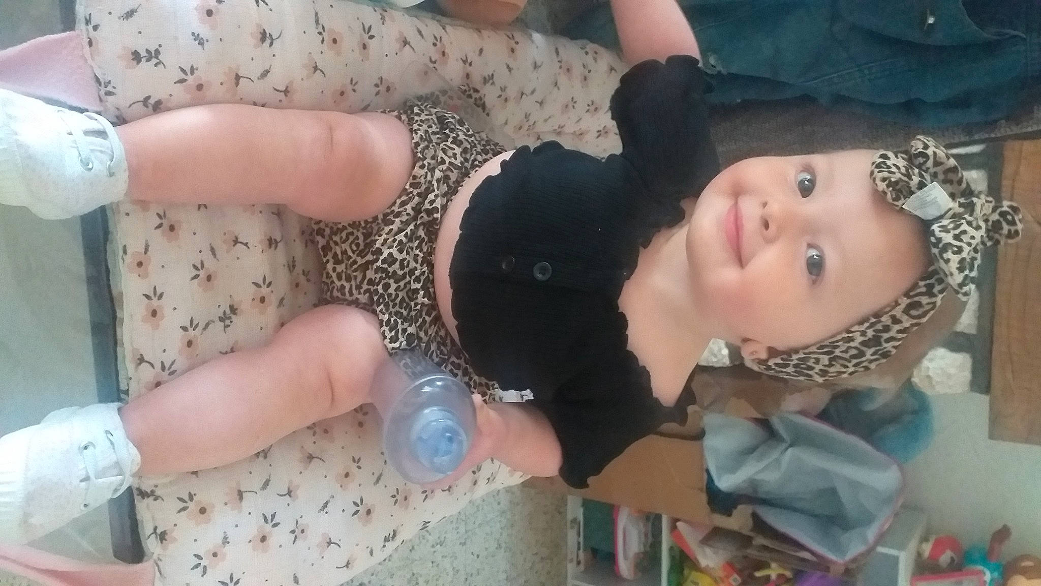 Mïa participe au concours pour gagner de l'argent avec cette photo : arm, child, eyelash, finger, fun, gesture, hair, hand, happy, headwear, human, joy, mouth, nail, person, plastic_bottle, skin, smile, summer, textile