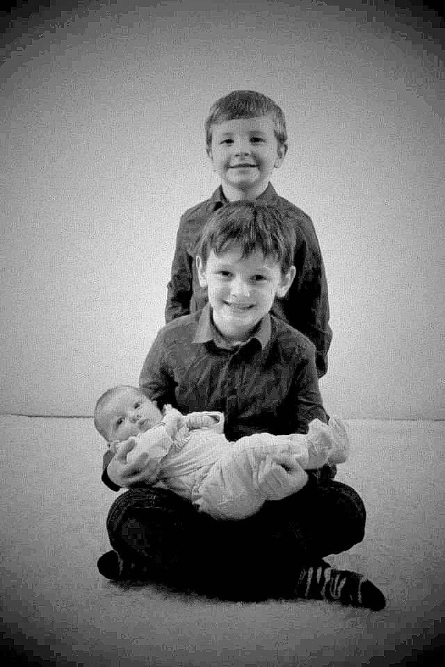 Mïa participe au concours pour gagner de l'argent avec cette photo : black, black_and_white, cheek, comfort, face, flash_photography, fun, gesture, happy, jeans, joy, leg, mammal, monochrome, monochrome_photography, person, shoe, smile, sneakers, style