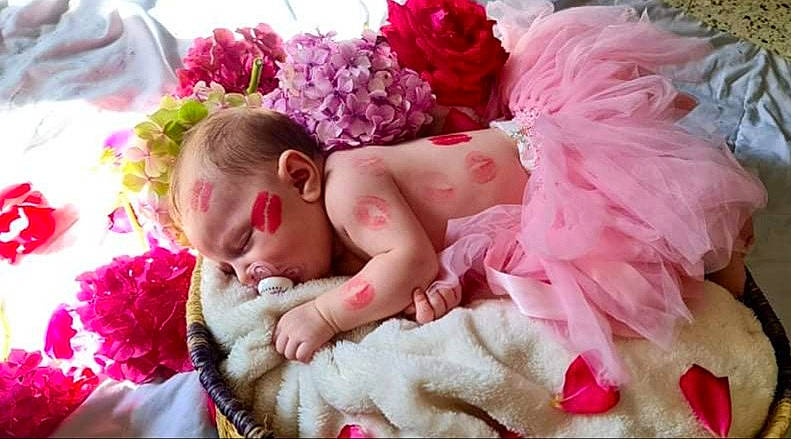 Mïa a rejoint le concours — aidez-le/la à gagner de superbes lots ! baby, baby_sleeping, baby_toddler_clothing, child, comfort, cut_flowers, dress, flower, flower_arranging, fur, grass, happy, headgear, headpiece, magenta, person, petal, pink, plant, skin