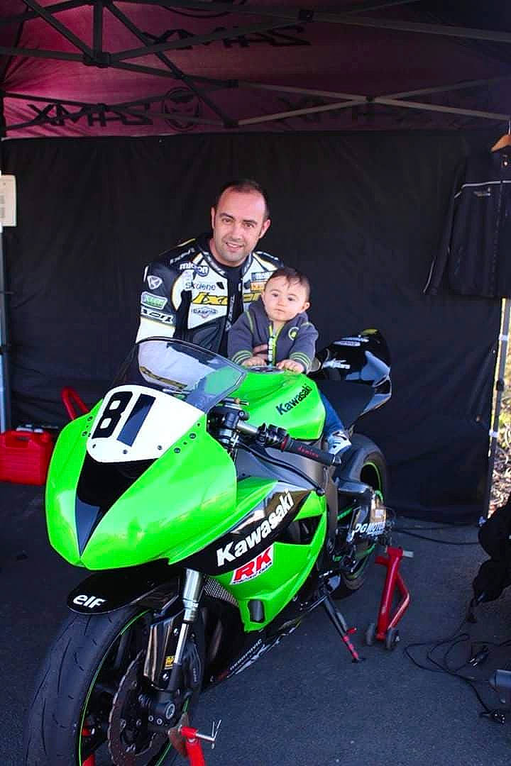 Enzo a rejoint le concours — aidez-le/la à gagner de superbes lots ! auto_part, automotive_design, automotive_exterior, automotive_tire, automotive_wheel_system, car, endurance_racing_motorsport, helmet, joy, motorcycle, motorcycle_fairing, motorcycle_racer, motorcycling, motorsport, person, personal_protective_equipment, race_track, racing, road_racing, superbike_racing