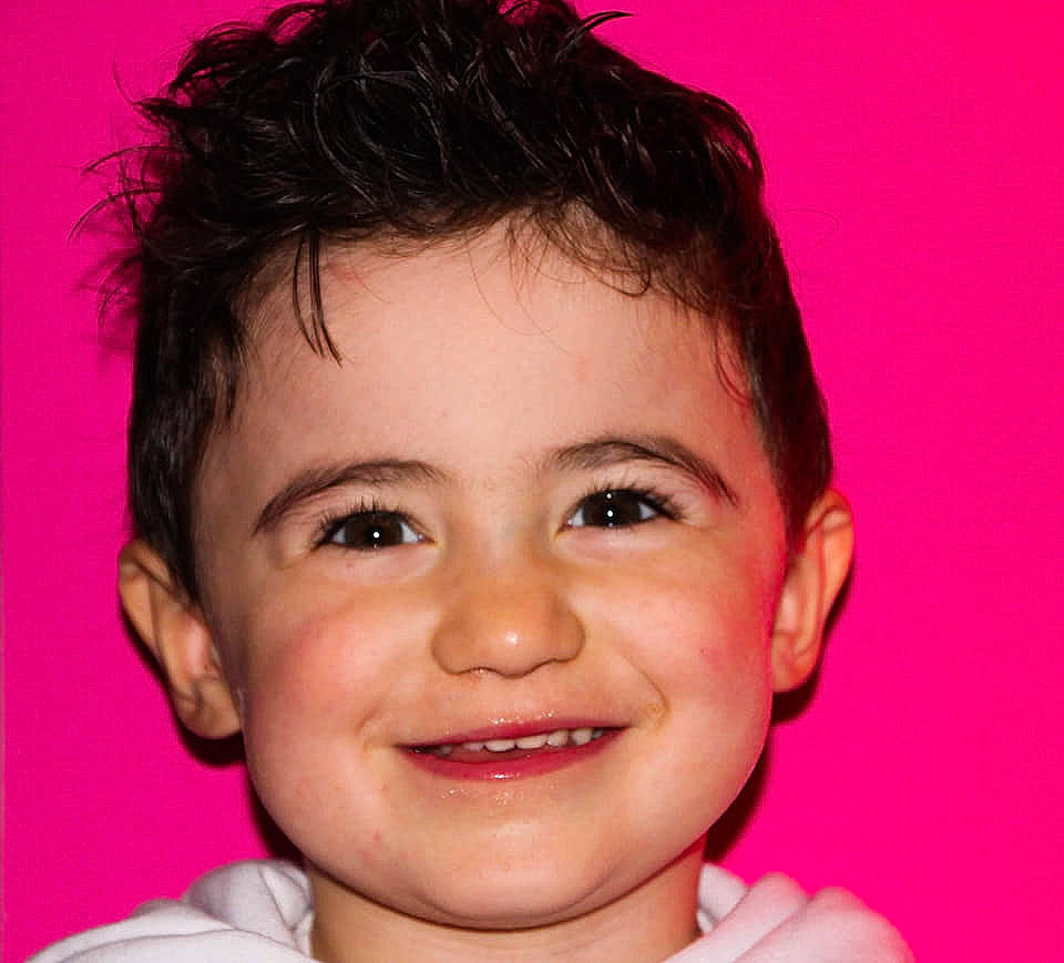 Enzo participe au concours pour gagner de l'argent avec cette photo : black_hair, cheek, child, child_model, chin, ear, eyebrow, face, facial_expression, forehead, hair, hairstyle, head, joy, lip, mouth, nose, person, pink, skin