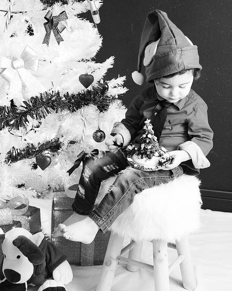 Enzo a rejoint le concours — aidez-le/la à gagner de superbes lots ! black, black_and_white, child, fun, girl, happiness, headgear, joy, mammal, monochrome, monochrome_photography, person, photograph, photography, smile, snapshot, snow, stock_photography, toddler, vertebrate