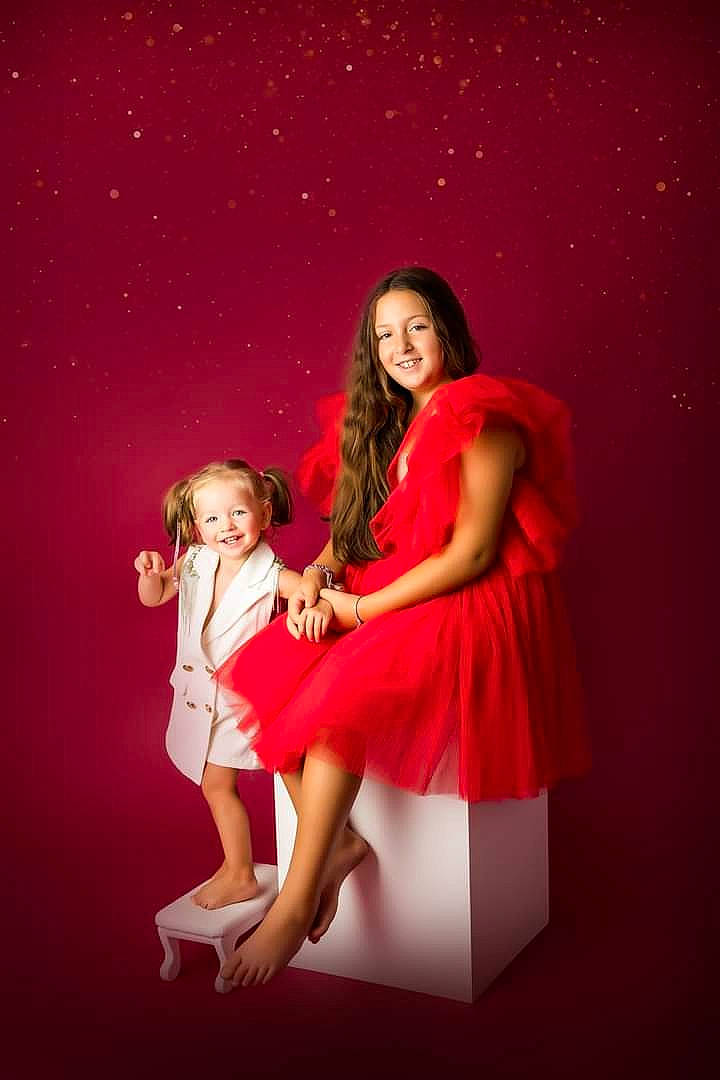 Eva participe au concours pour gagner de l'argent avec cette photo : cocktail_dress, day_dress, entertainment, event, eye, fashion_design, flash_photography, fun, hair, happy, human_leg, joy, knee, magenta, one_piece_garment, performance_art, performing_arts, person, pink, skin