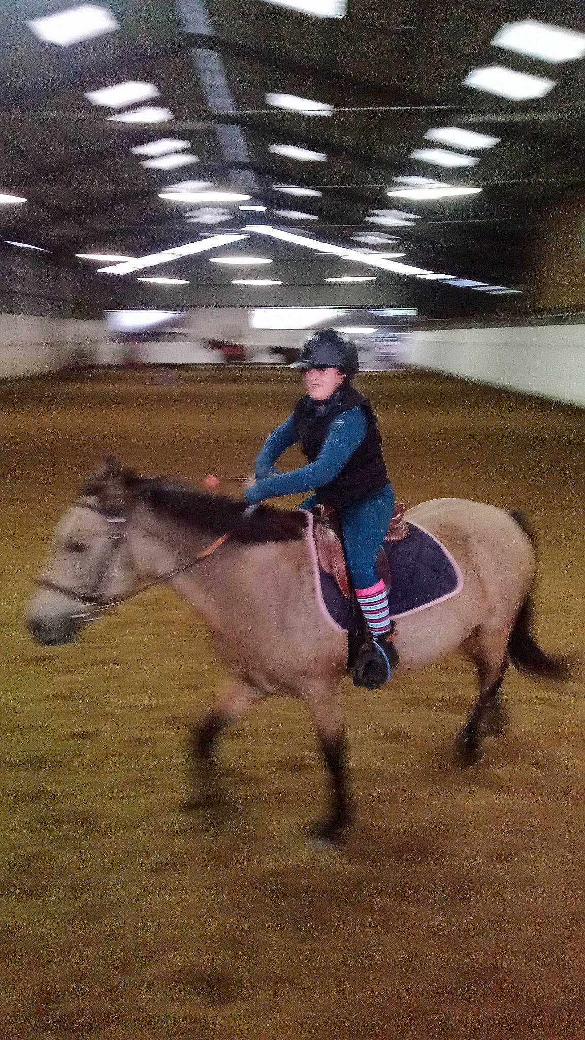 Eva participe au concours pour gagner de l'argent avec cette photo : bit, bridle, english_riding, equestrian_sport, equestrianism, halter, headwear, helmet, horse, horse_supplies, horse_tack, jockey, mane, outdoor_recreation, pack_animal, person, racing, rein, saddle, sports