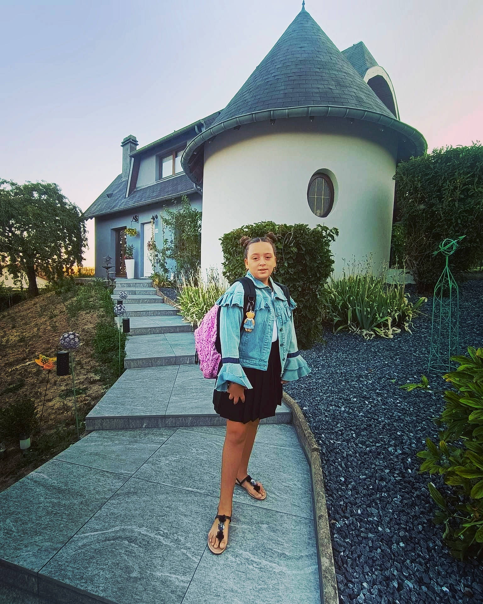 Eva a rejoint le concours — aidez-le/la à gagner de superbes lots ! building, cottage, garden, grass, house, human_leg, landscape, leisure, luggage_and_bags, people_in_nature, person, plant, road_surface, roof, sky, summer, tints_and_shades, tourism, travel, tree