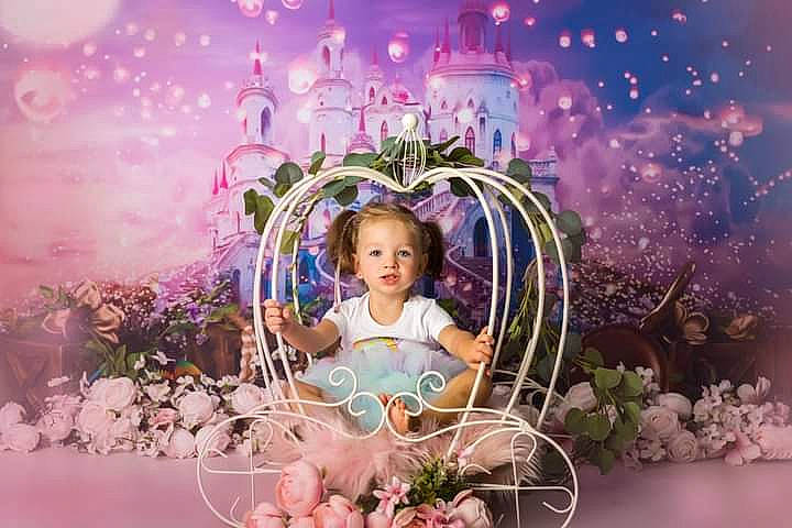 Capucine participe au concours pour gagner de l'argent avec cette photo : bouquet, decoration, event, floral_design, floristry, flower, flower_arranging, fun, happy, head, headpiece, lighting, nature, ornament, person, petal, photograph, photomontage, pink, plant