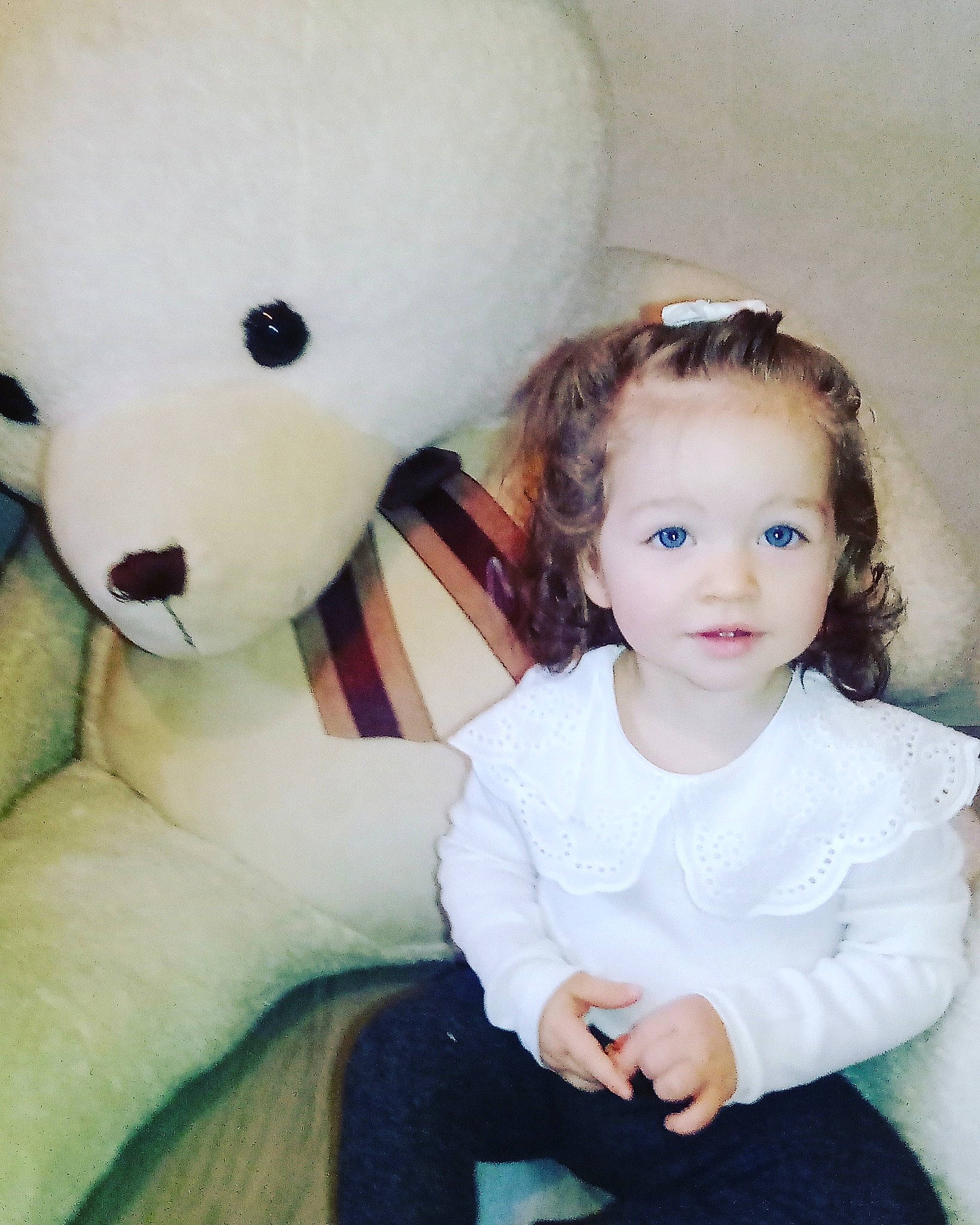 Capucine a rejoint le concours — aidez-le/la à gagner de superbes lots ! baby_toddler_clothing, dress, ear, eye, flash_photography, fun, happy, head, headgear, iris, nose, person, skin, sleeve, snout, stuffed_toy, teddy_bear, textile, toddler, toy