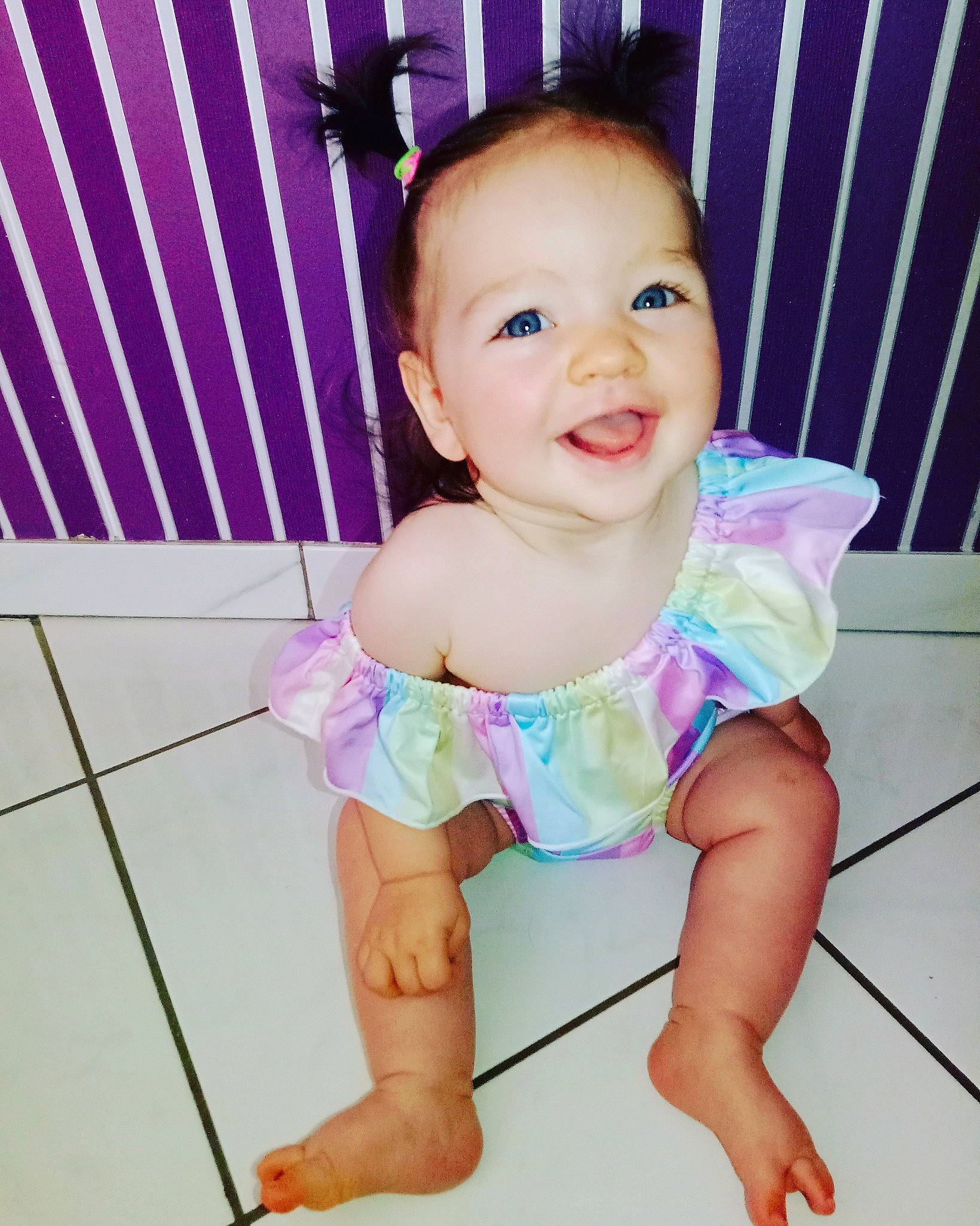 Capucine participe au concours pour gagner de l'argent avec cette photo : baby, baby_toddler_clothing, cheek, child, clothing, face, fun, happy, human_leg, iris, joy, leg, magenta, pattern, person, pink, purple, skin, sleeve, smile