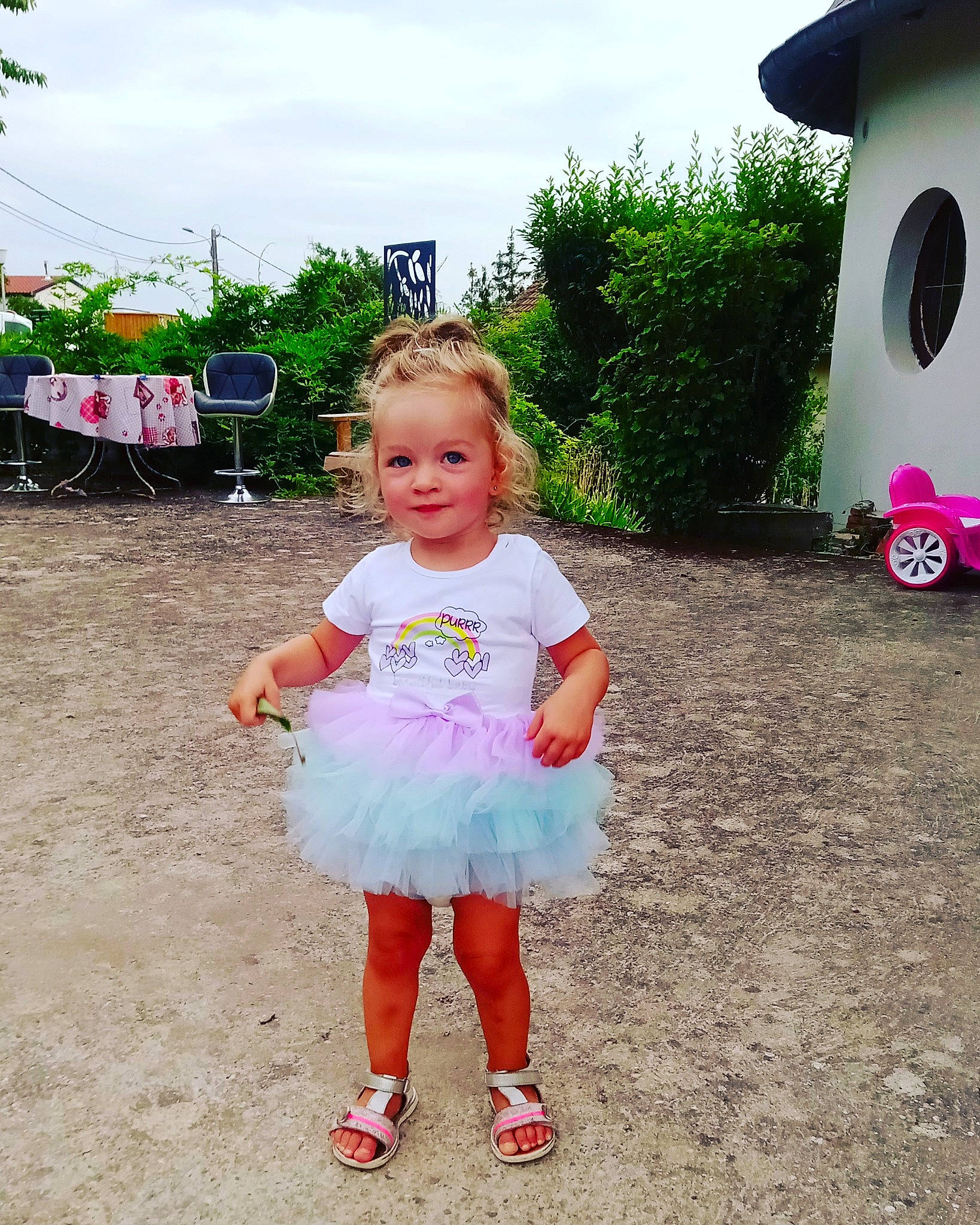 Capucine a rejoint le concours — aidez-le/la à gagner de superbes lots ! asphalt, child, event, fun, grass, happy, joy, landscape, leisure, magenta, person, pink, plant, play, recreation, sky, soil, t_shirt, tire, toddler