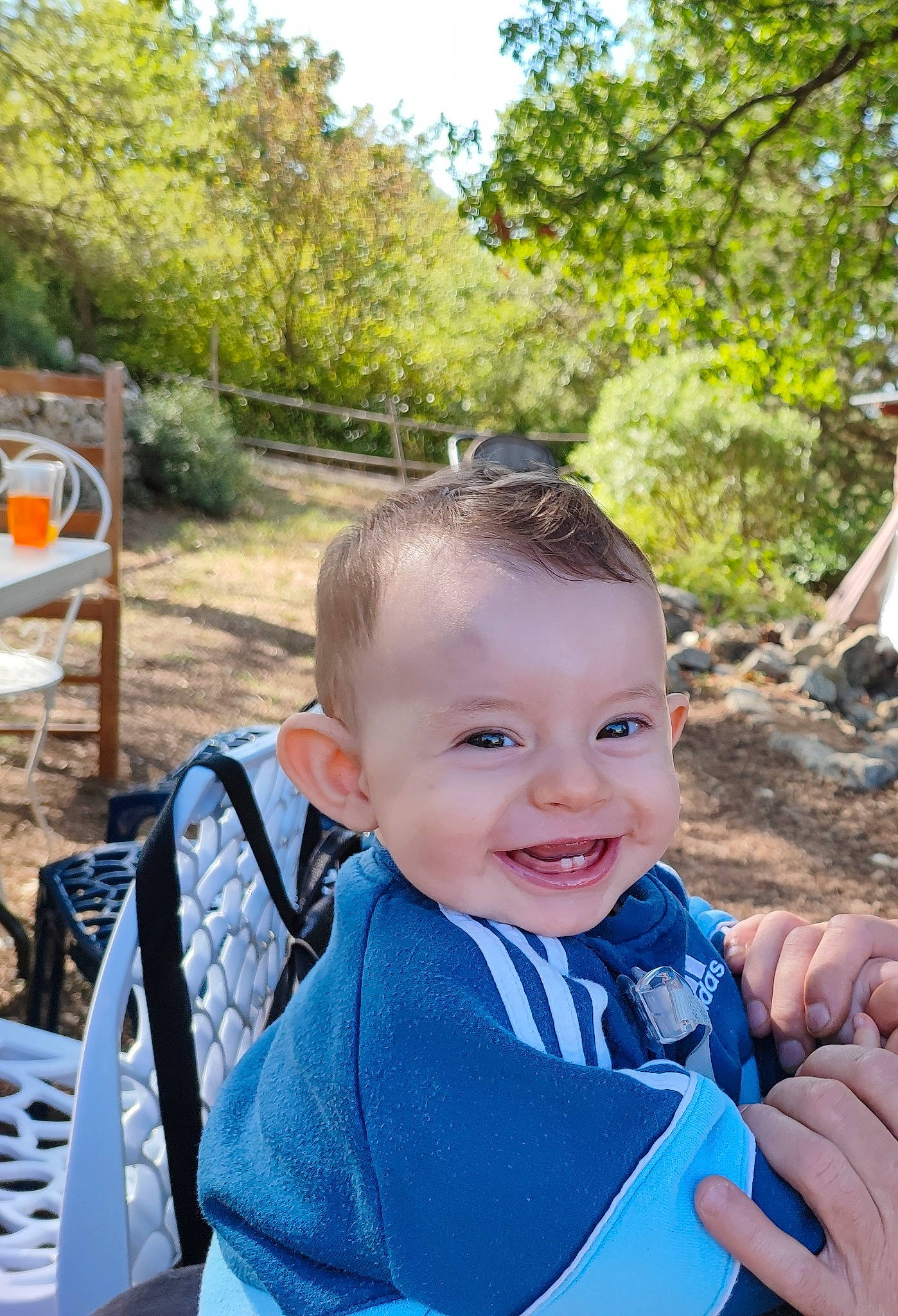 Sevan participe au concours pour gagner de l'argent avec cette photo : baby, baby_products, baby_toddler_clothing, blue, chair, child, electric_blue, event, fun, grass, happy, joy, leisure, person, personal_protective_equipment, plant, recreation, sitting, smile, toddler