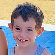 Sevan a rejoint le concours — aidez-le/la à gagner de superbes lots ! background, boy, casual, child, childhood, daylight, ears, face, grass, happy, nature, outdoor, person, portrait, short_hair, smiling, sunlight, tank_top, tiles, young