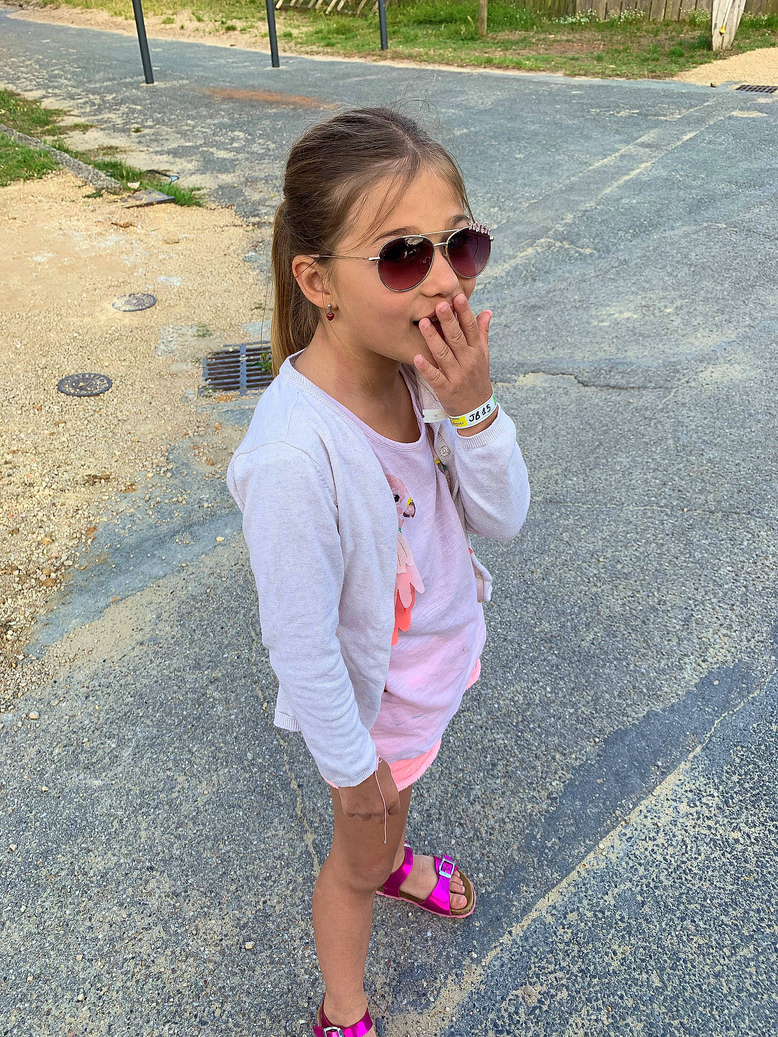 Lou a rejoint le concours — aidez-le/la à gagner de superbes lots ! active_pants, ankle, asphalt, bracelet, clothing, eyewear, fashion_accessory, foot, glasses, goggles, magenta, outerwear, person, pink, sandal, street_fashion, sunglasses, t_shirt
