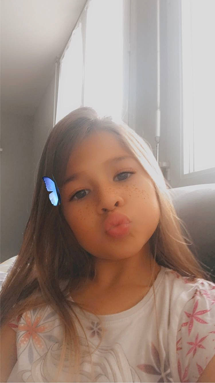 Lou participe au concours pour gagner de l'argent avec cette photo : beauty, cheek, daylighting, eyebrow, eyelash, forehead, hairstyle, hearing, iris, jaw, lip, long_hair, nose, person, selfie, skin, throat, window_covering, window_treatment